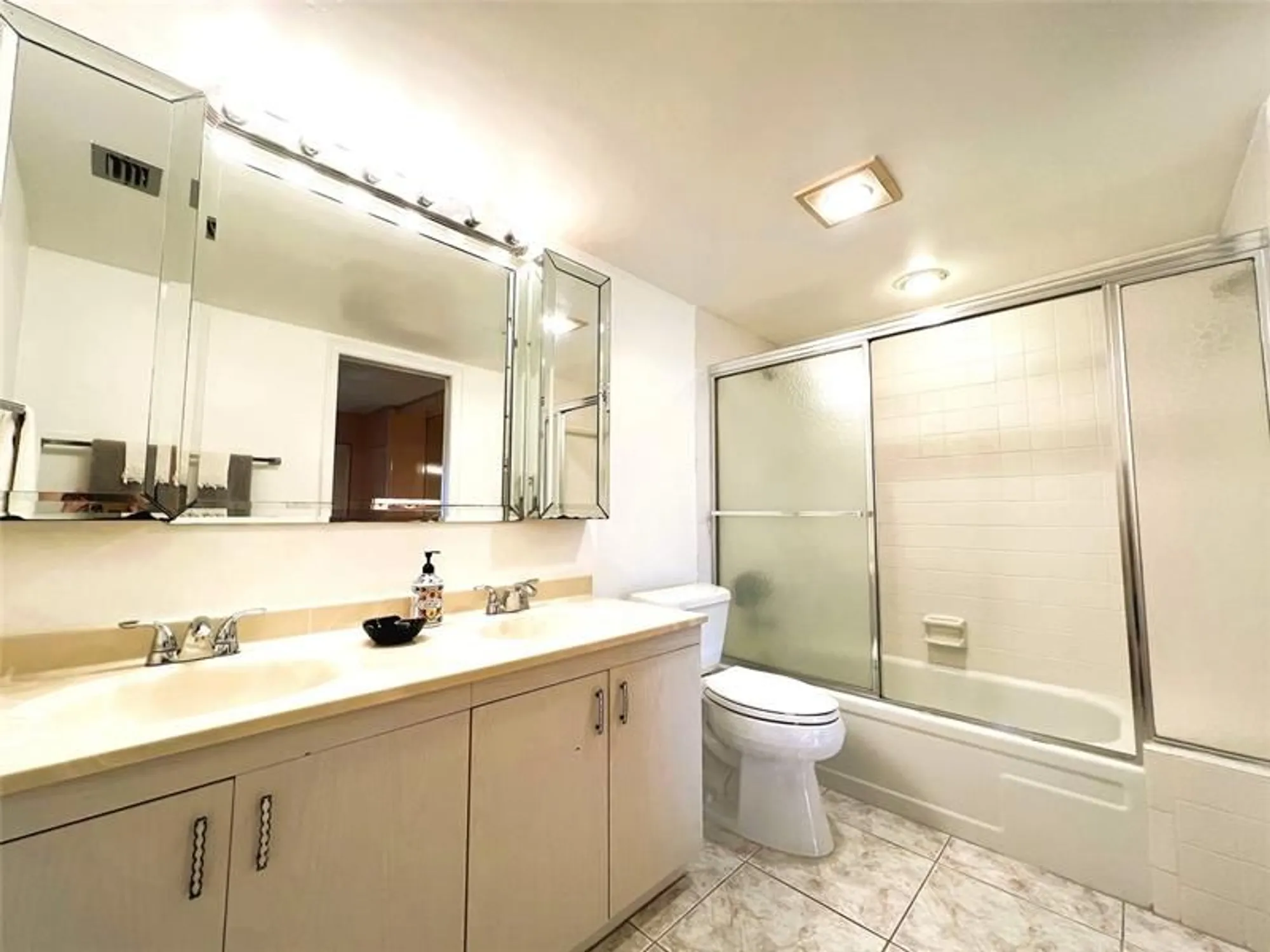 Property Slideshow image 9 of 38 | 2902 victoria cir e3, Coconut Creek, FL, 33066