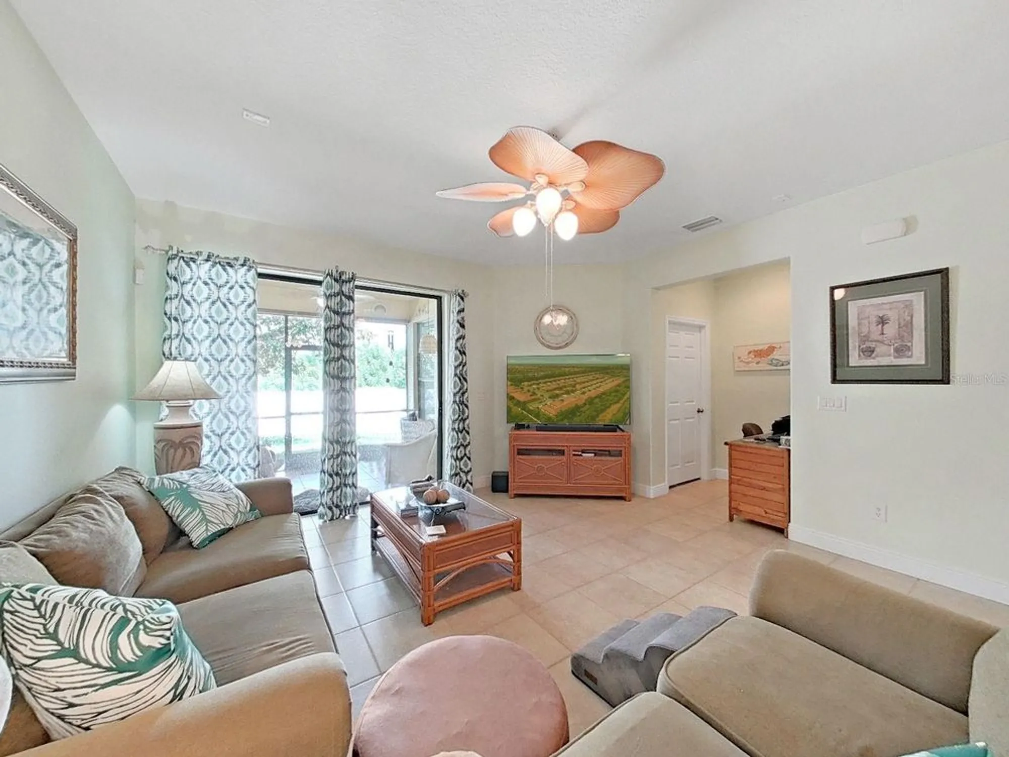 Property Slideshow image 19 of 100 | 303 bluewater falls ct, Apollo Beach, FL, 33572