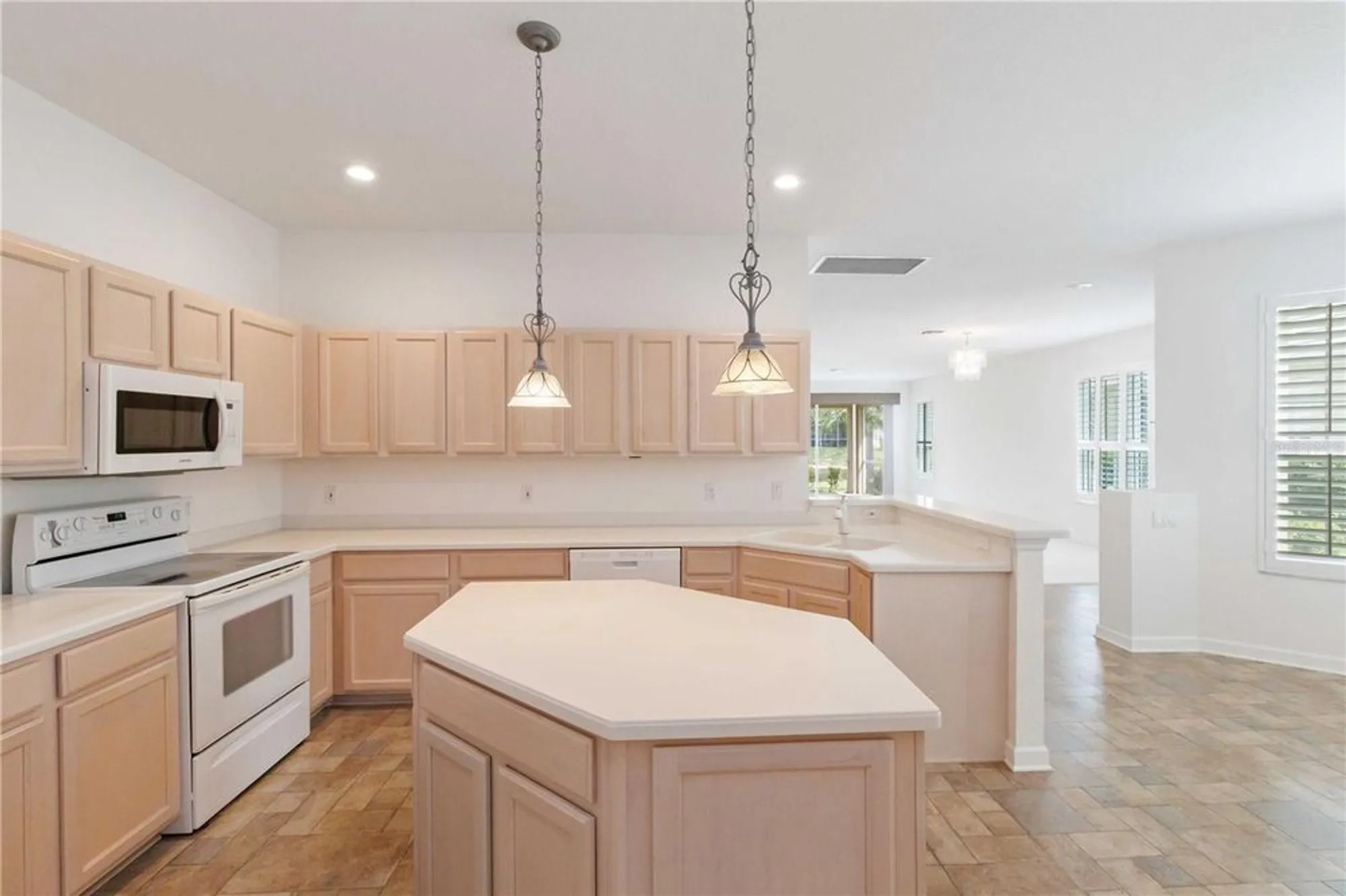 Property Slideshow image 16 of 51 | 4939 lakescene pl, Sarasota, FL, 34243