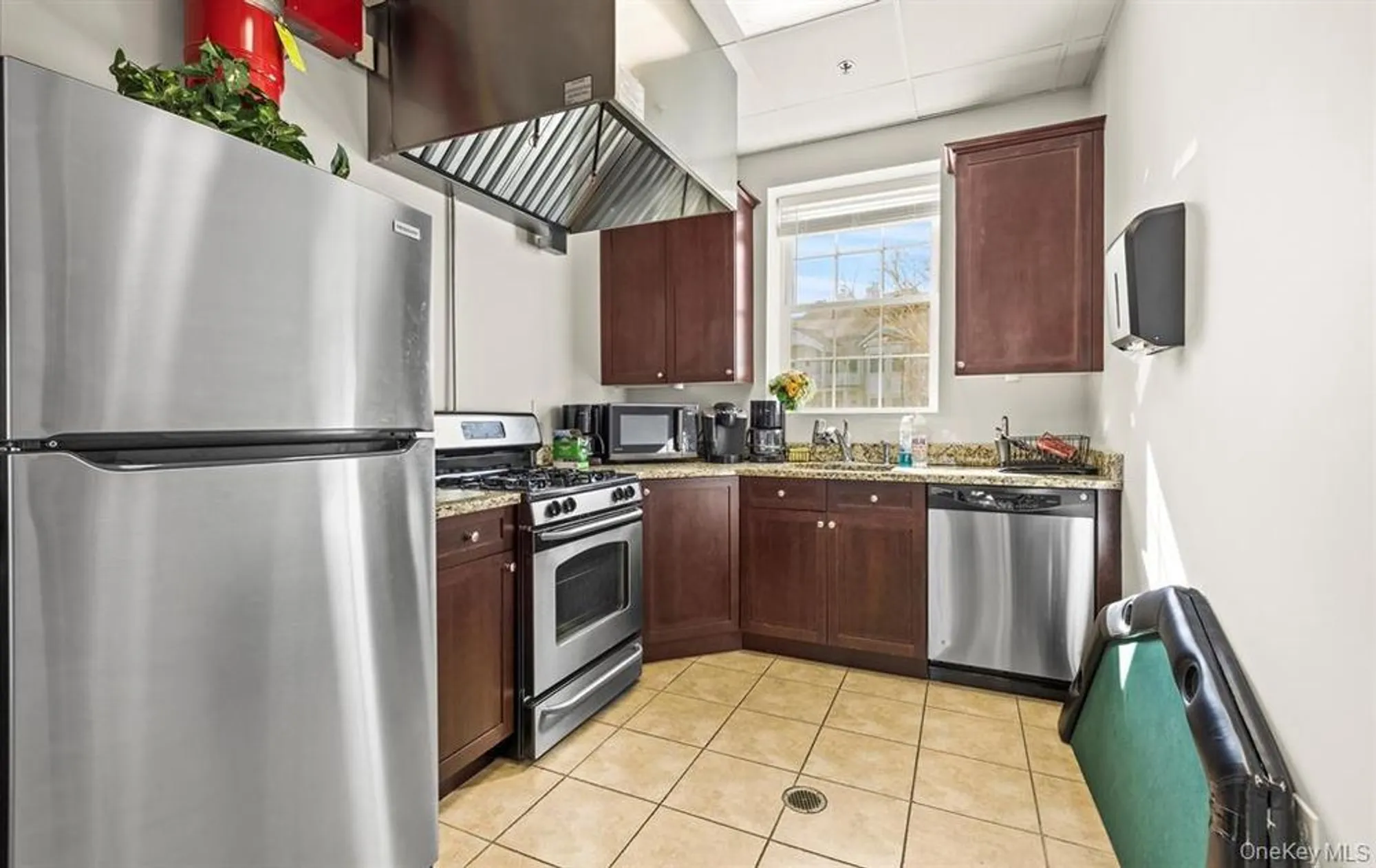 Property Slideshow image 22 of 24 | 119 autumn dr, Plainview, NY, 11803