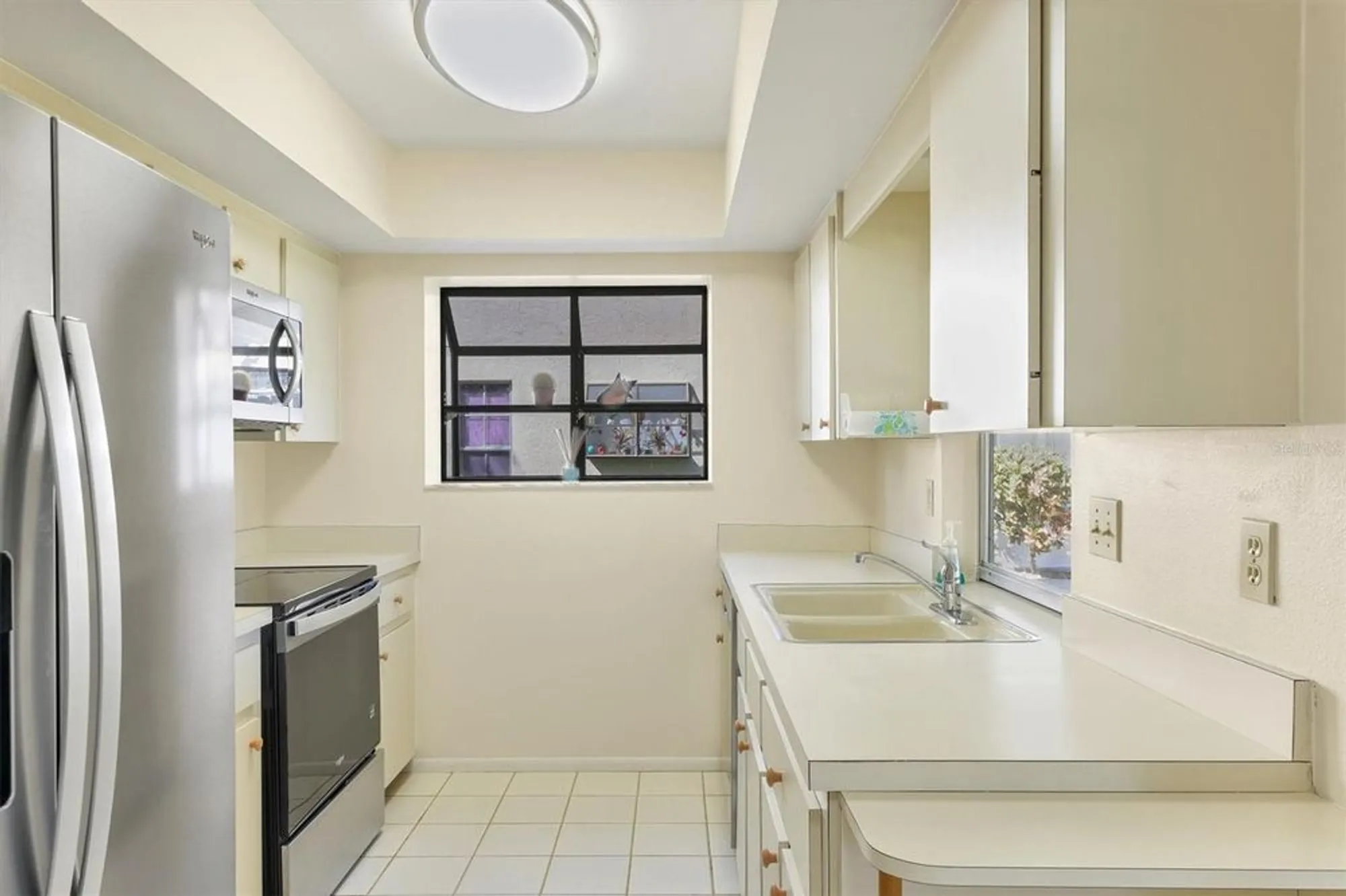 Property Slideshow image 9 of 27 | 4223 oakhurst cir 3025, Sarasota, FL, 34233