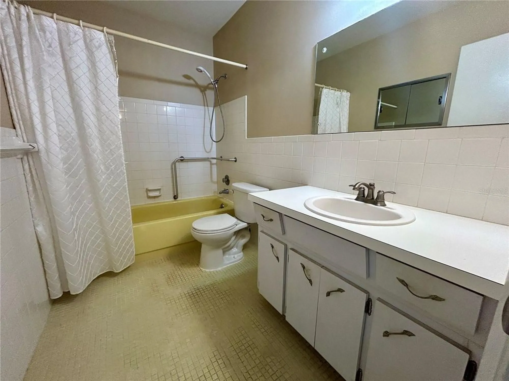 Property Slideshow image 26 of 48 | 2402 ecuadorian way apt 28, Clearwater, FL, 33763
