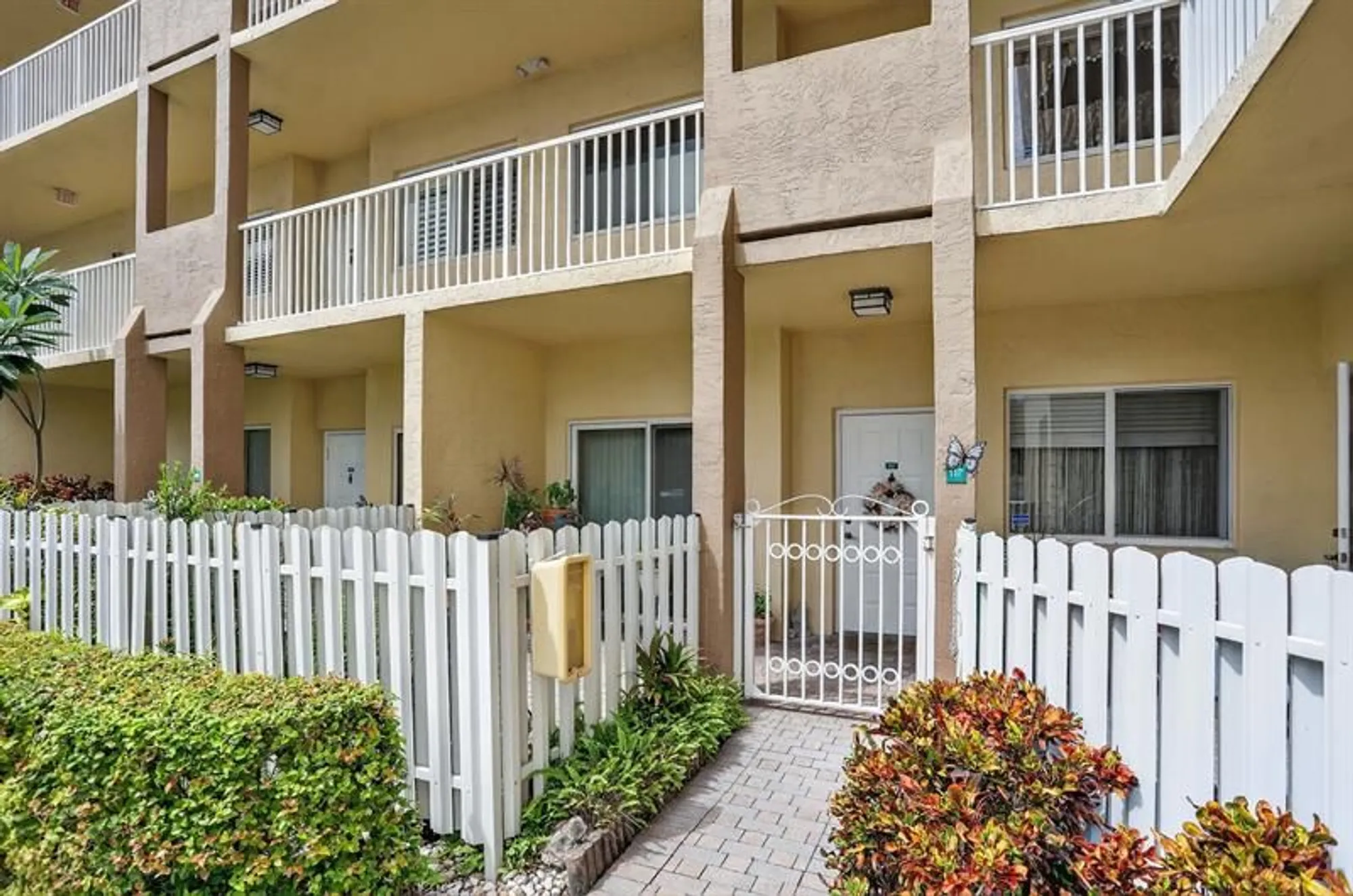 Property Slideshow image 2 of 31 | 7635 southampton ter 117, Tamarac, FL, 33321