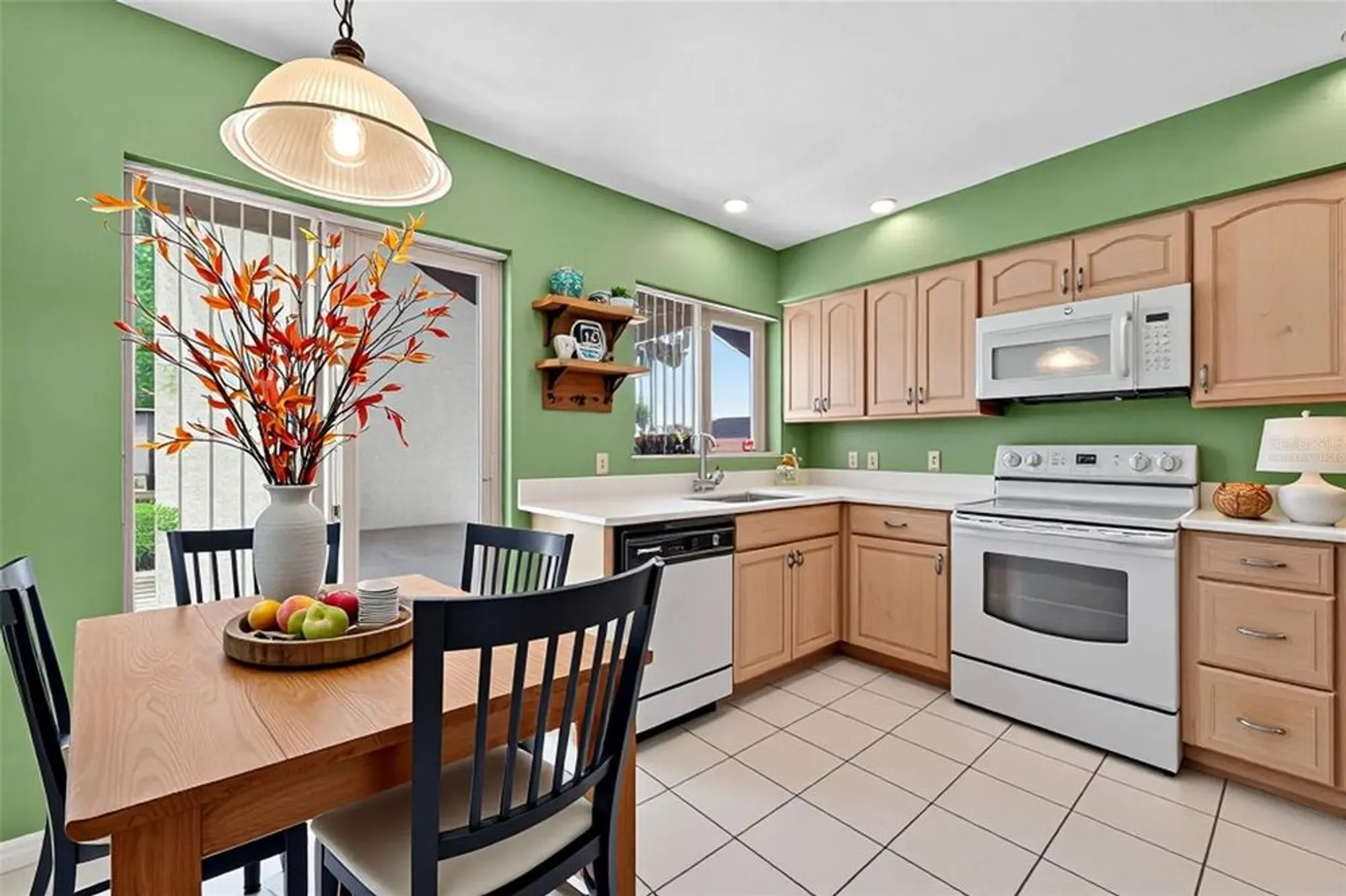 Property Slideshow image 27 of 79 | 2007 east view dr, Sun City Center, FL, 33573