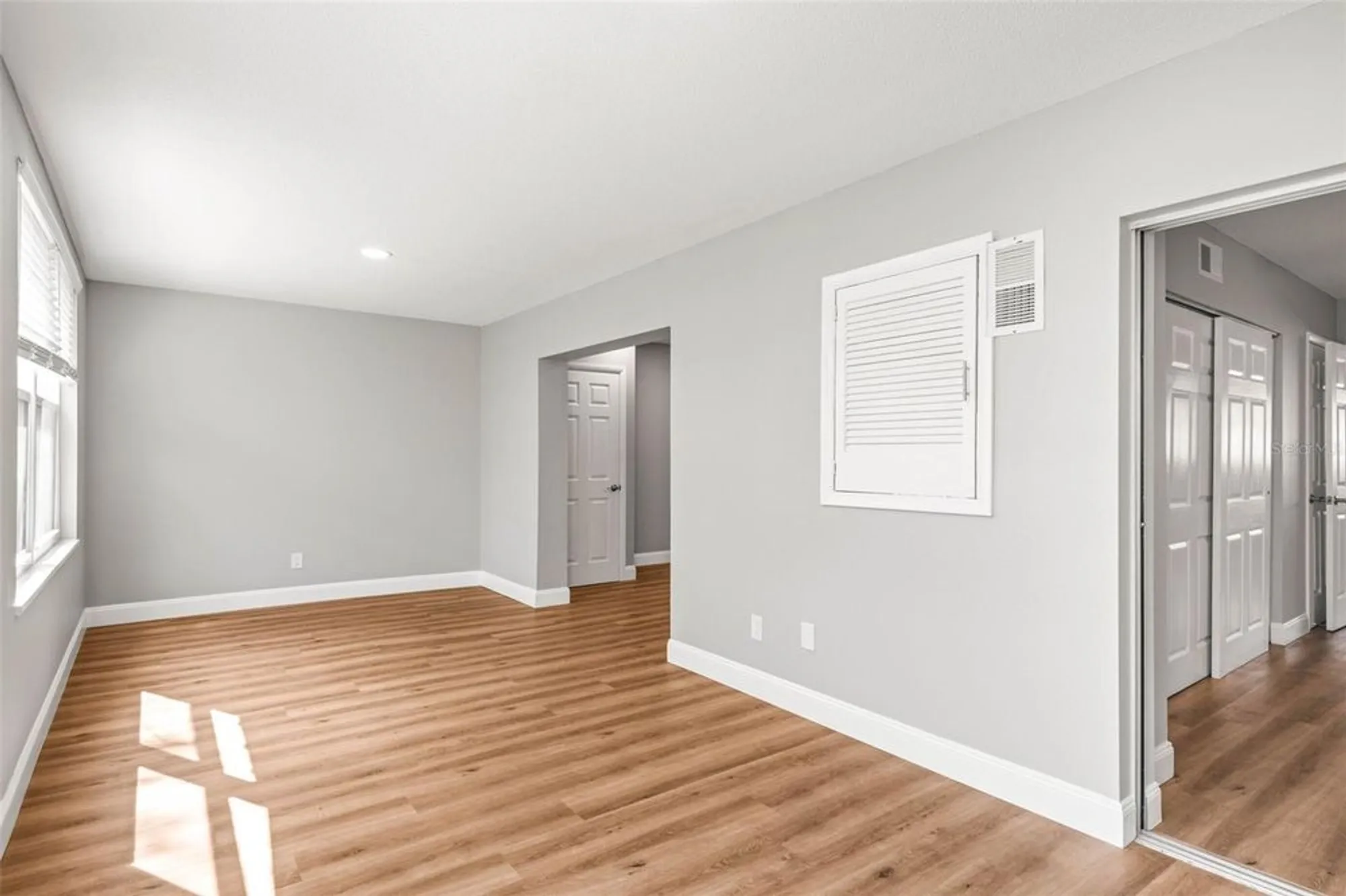 Property Slideshow image 9 of 32 | 2041 australia way 35, Clearwater, FL, 33763