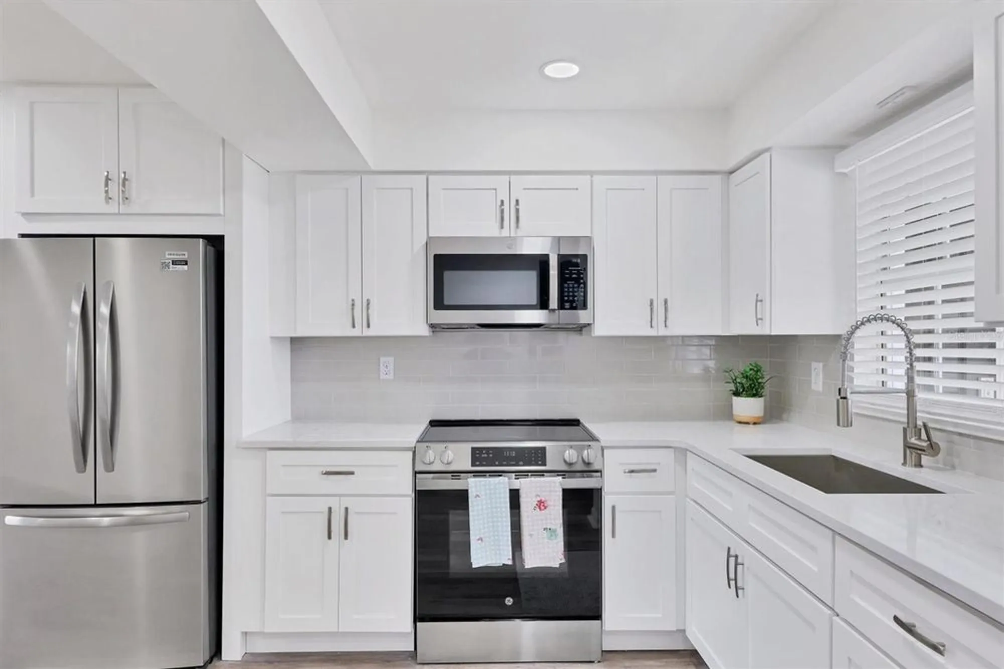 Property Slideshow image 4 of 29 | 102 46th avenue ter w apt 402, Bradenton, FL, 34207