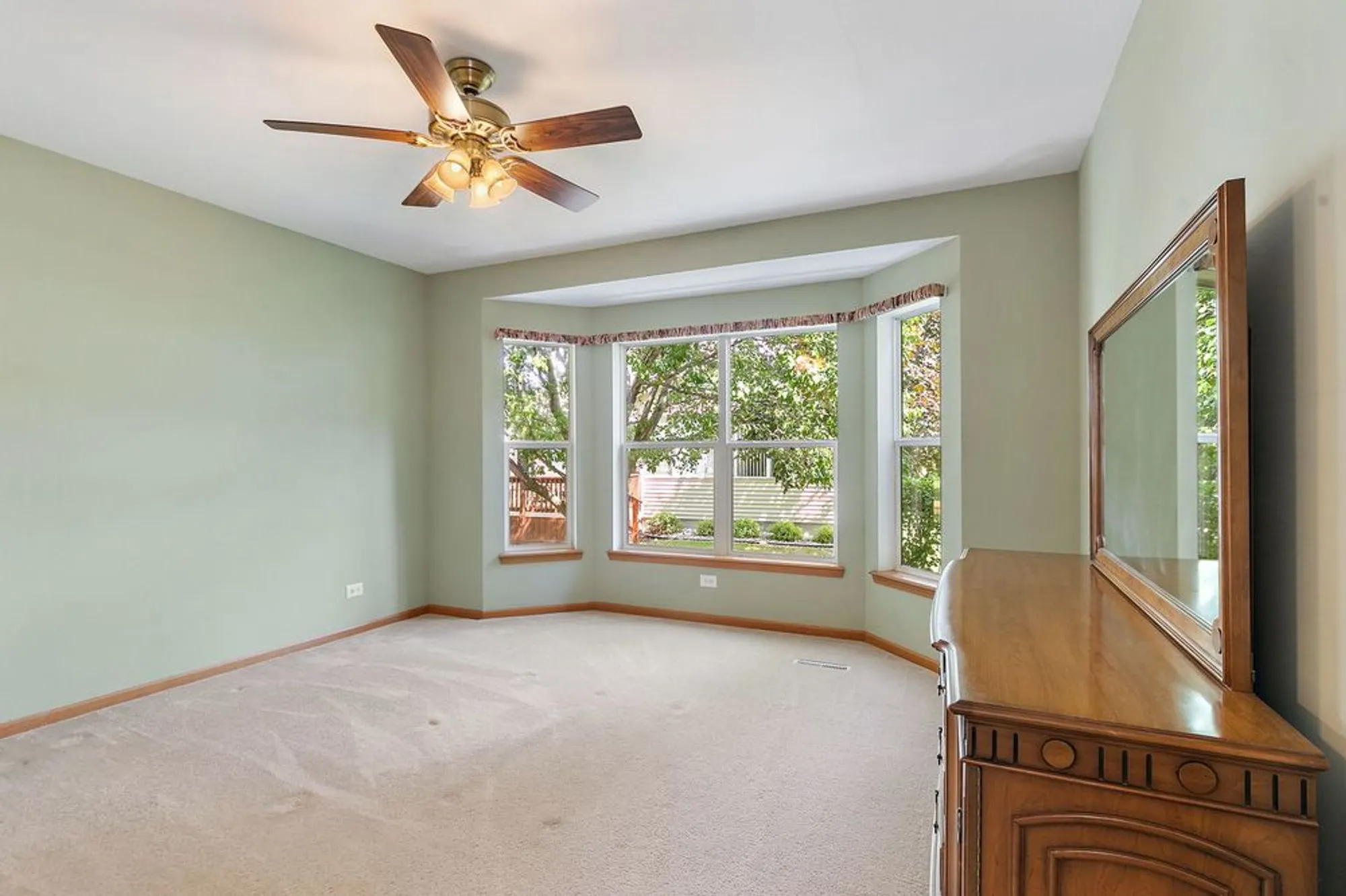 Property Slideshow image 15 of 31 | 115 hunter ct, Grayslake, IL, 60030