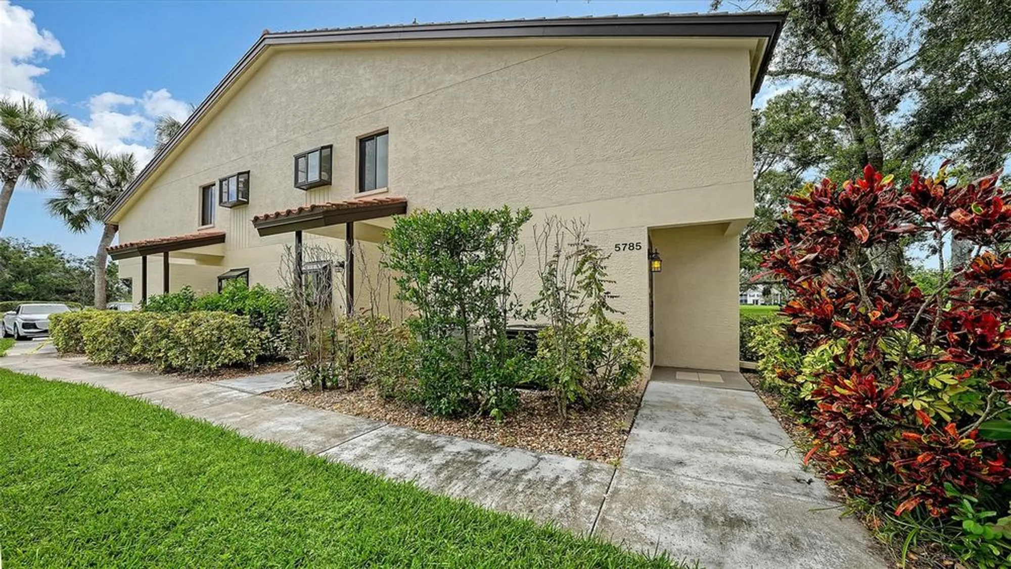 Property Slideshow image 3 of 36 | 5785 gardens dr # 5785, Sarasota, FL, 34243
