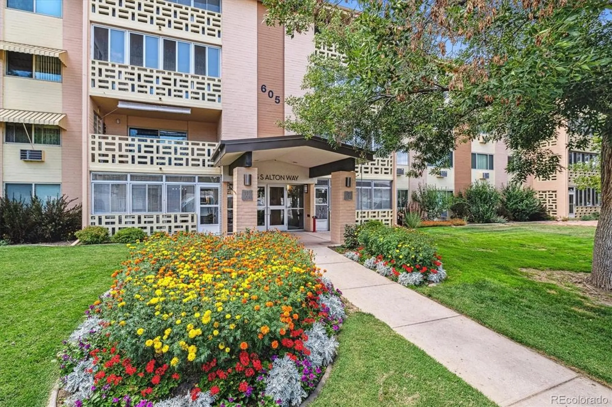 Property Slideshow image 4 of 50 | 605 s alton way apt 9c, Denver, CO, 80247