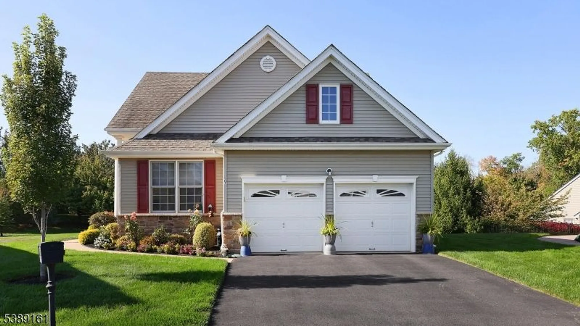 Property Slideshow image 2 of 32 | 9 pitcher pt, Somerset, NJ, 08873