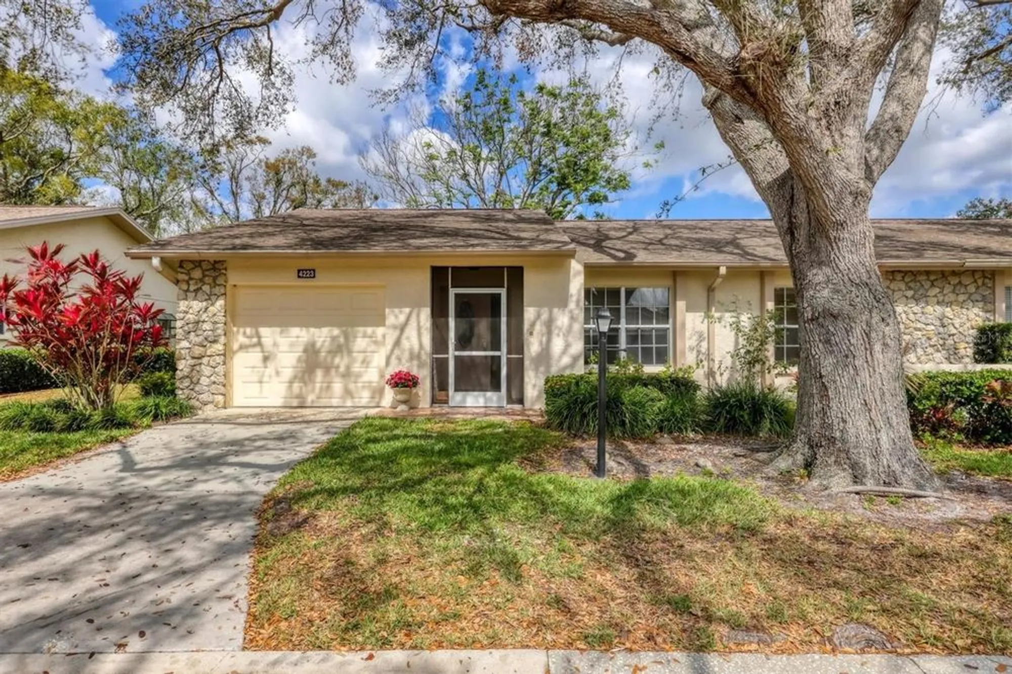 Property Slideshow image 1 of 27 | 4223 oakhurst cir 3025, Sarasota, FL, 34233