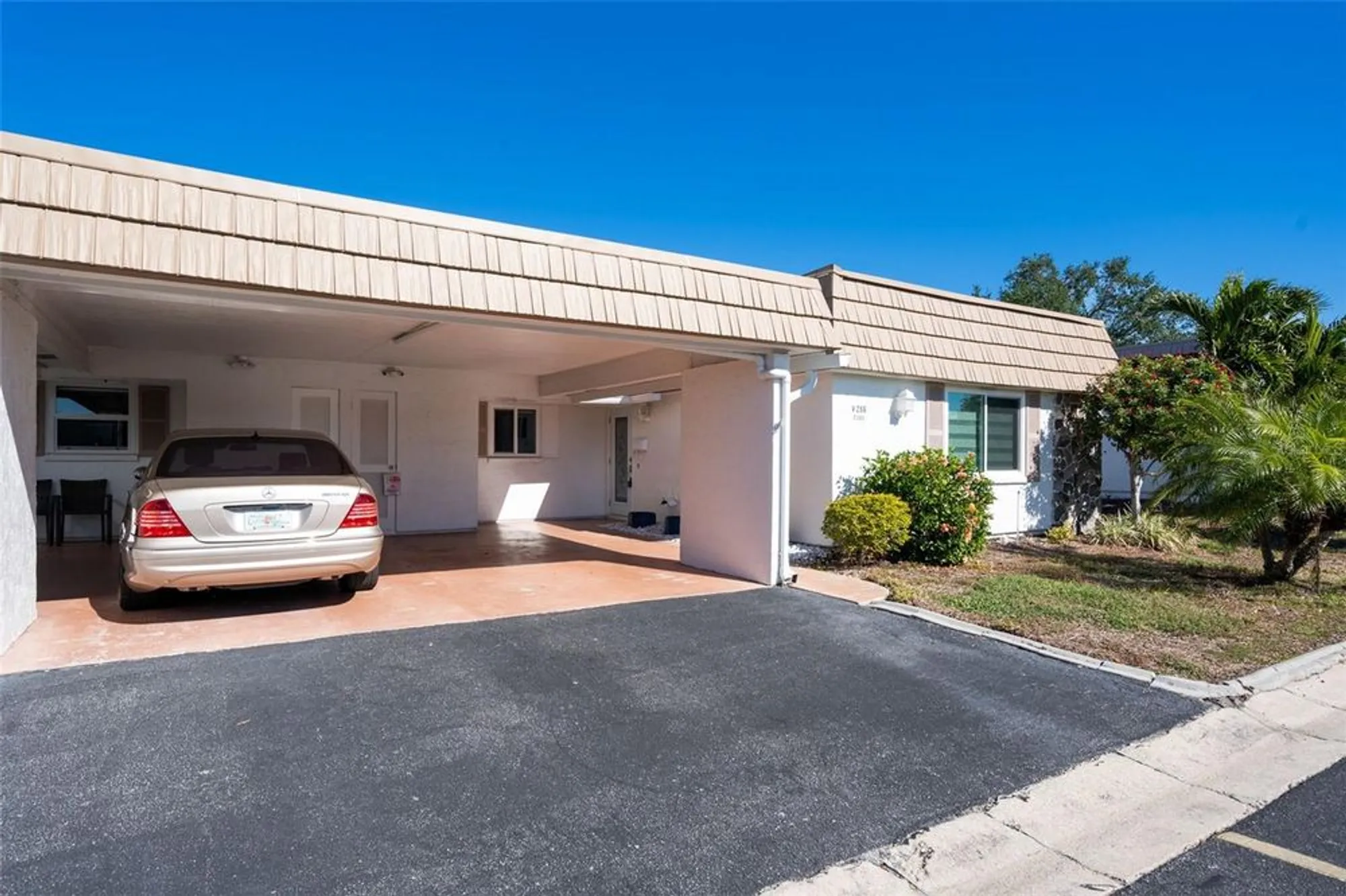 Property Slideshow image 10 of 30 | 2305 riverbluff pkwy # v256, Sarasota, FL, 34231