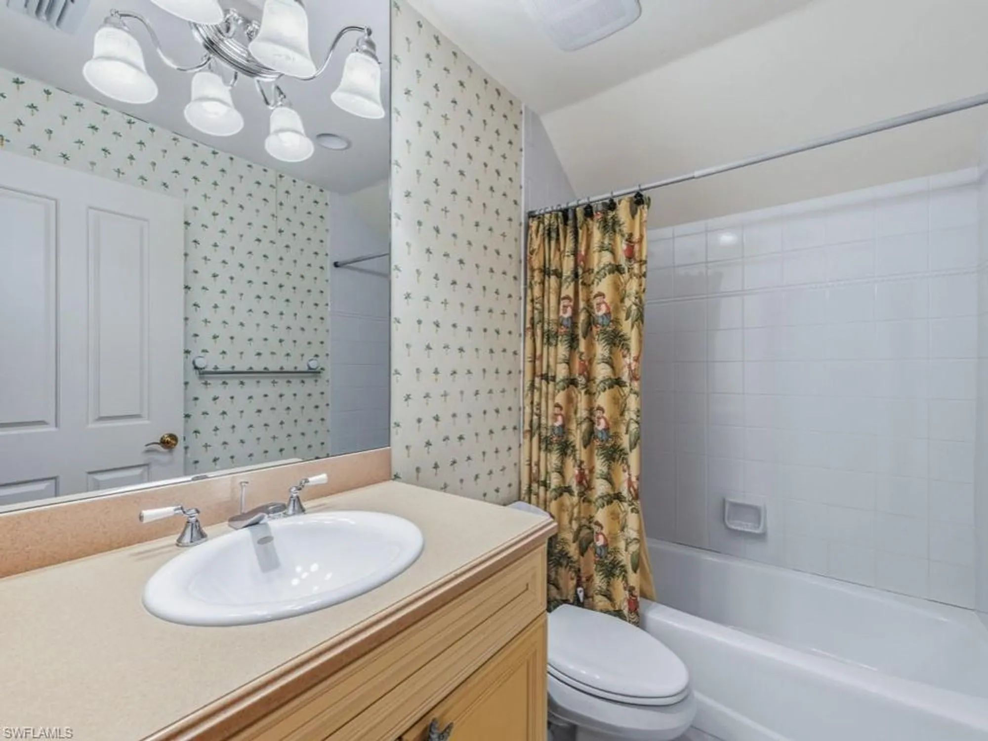 Property Slideshow image 28 of 48 | 3440 creekview dr, Bonita Springs, FL, 34134