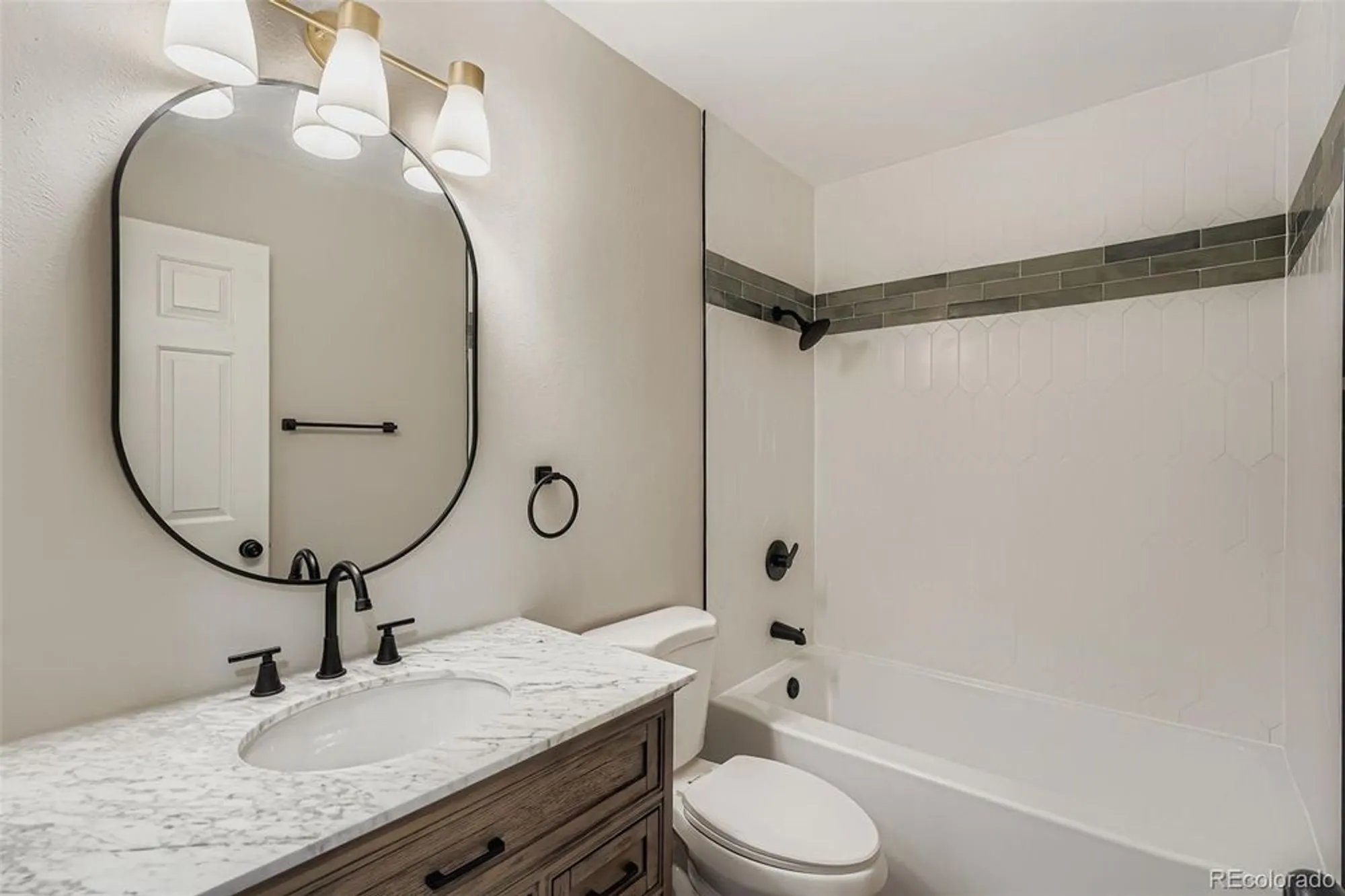 Property Slideshow image 16 of 22 | 2800 s heather gardens way b, Aurora, CO, 80014