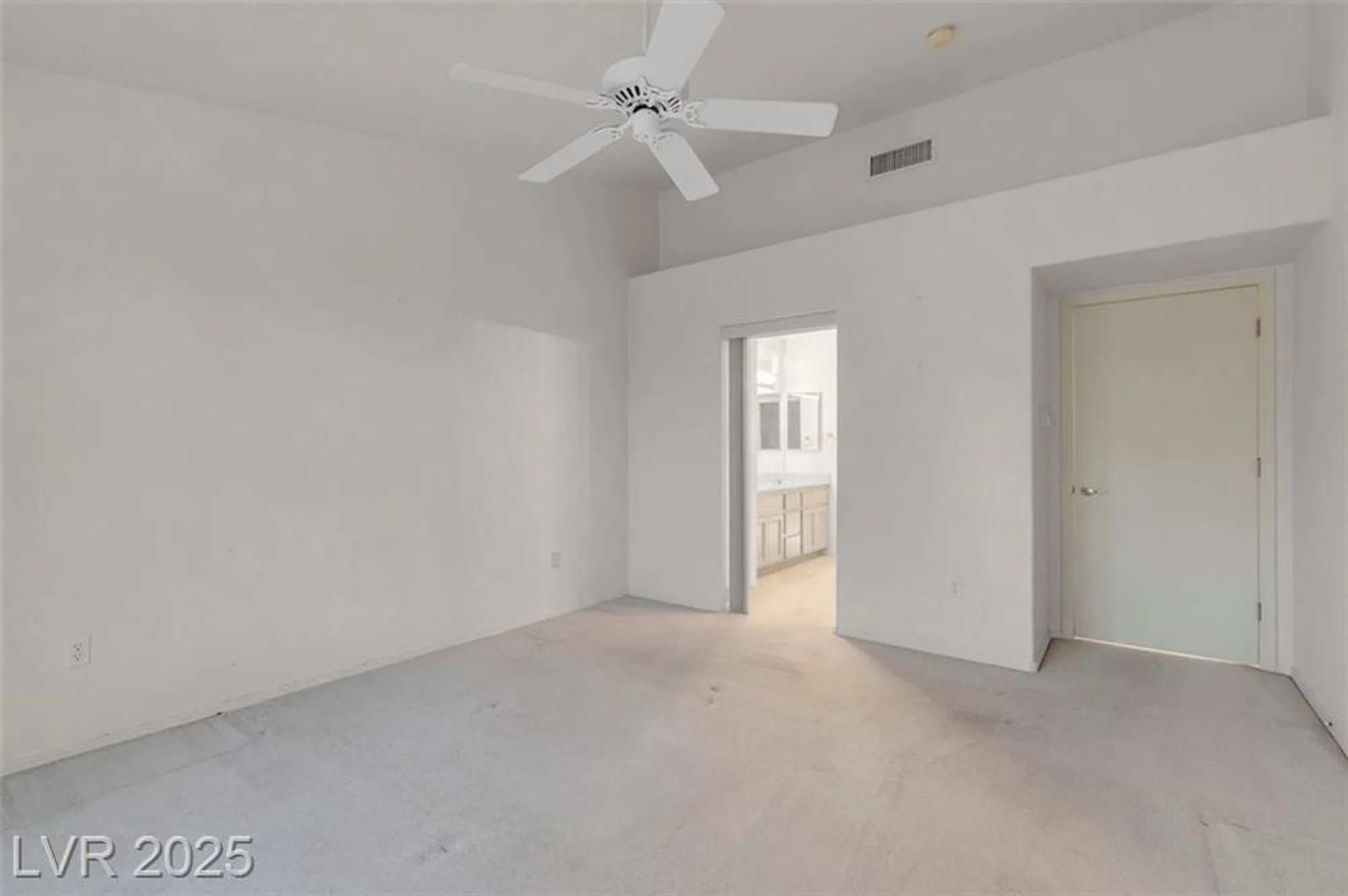 Property Slideshow image 22 of 38 | 10013 cresent creek dr, Las Vegas, NV, 89134