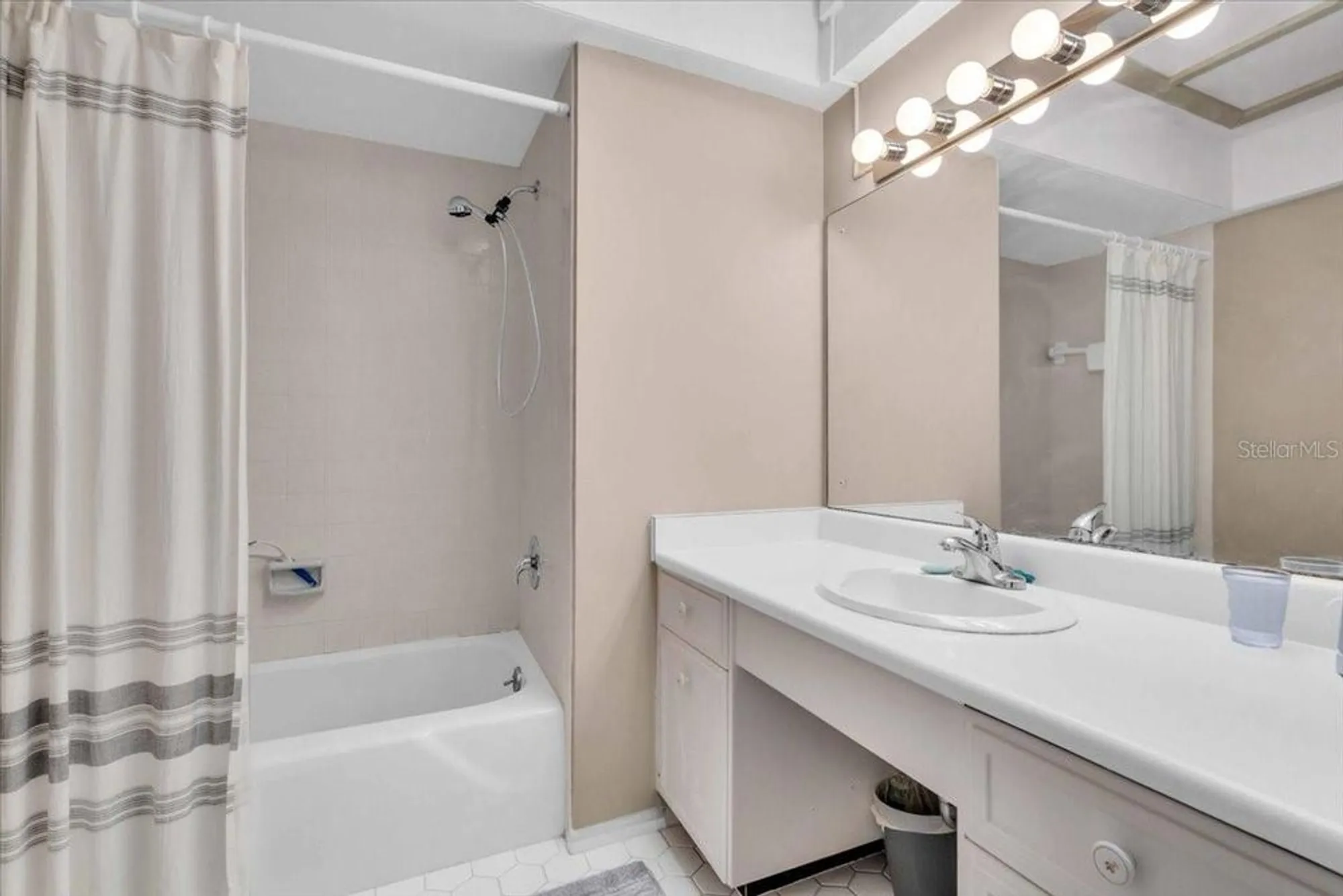 Property Slideshow image 25 of 31 | 3140 village green dr # 1119, Sarasota, FL, 34239