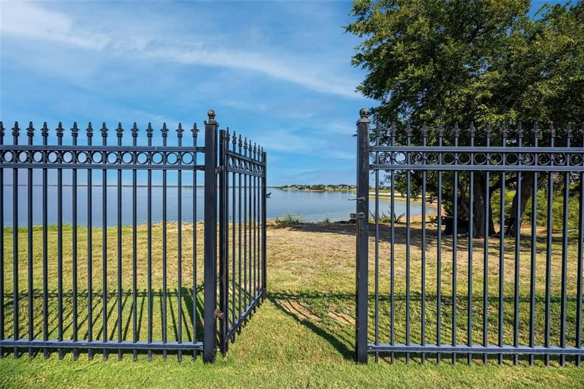 Property Slideshow image 6 of 40 | 7736 castlebridge, The Colony, TX, 75056