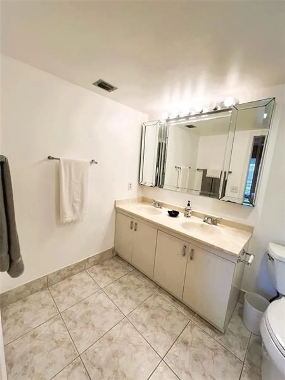 Property Slideshow image 8 of 38 | 2902 victoria cir e3, Coconut Creek, FL, 33066