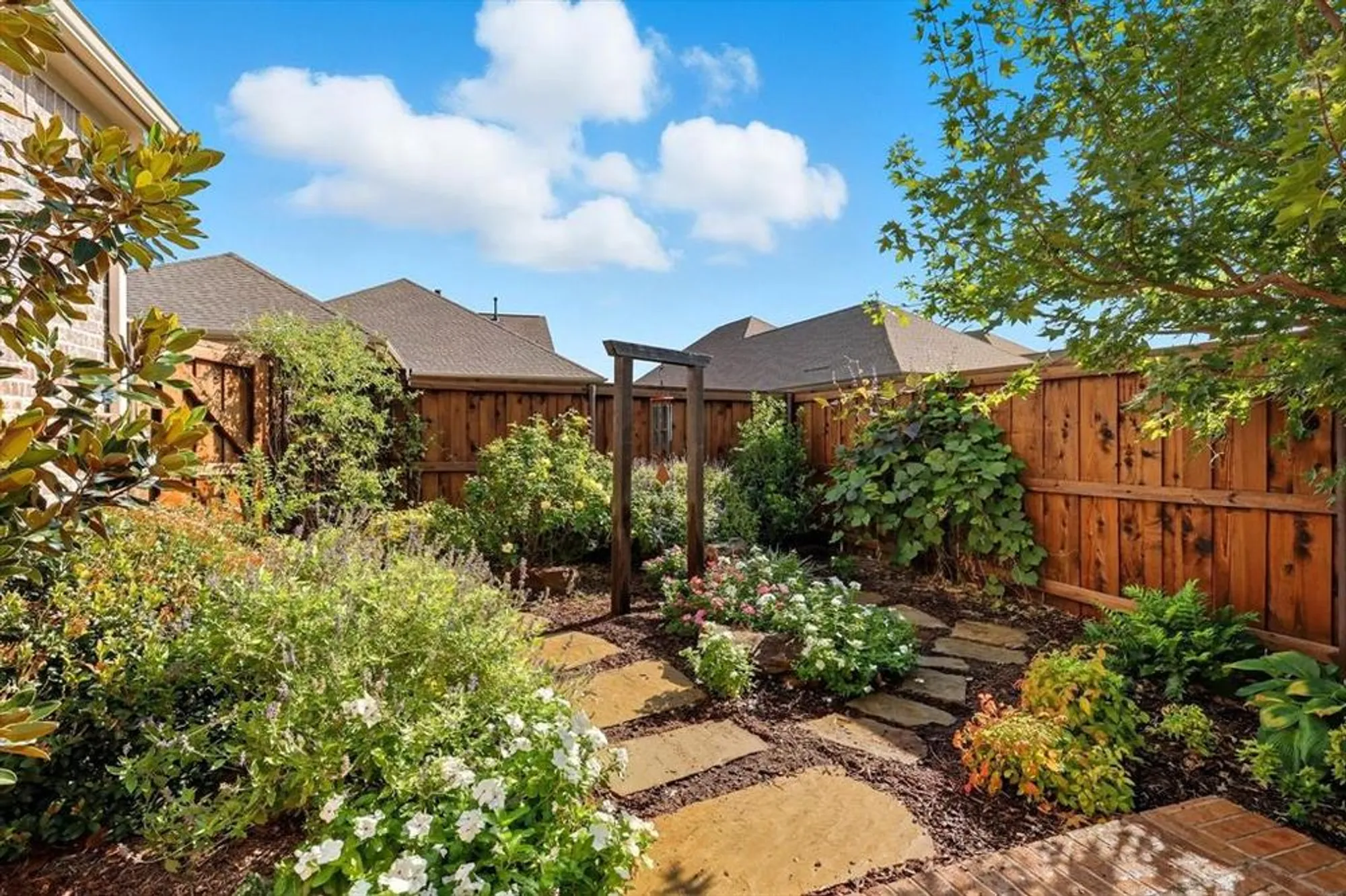 Property Slideshow image 4 of 40 | 4815 beaver creek dr, Arlington, TX, 76005