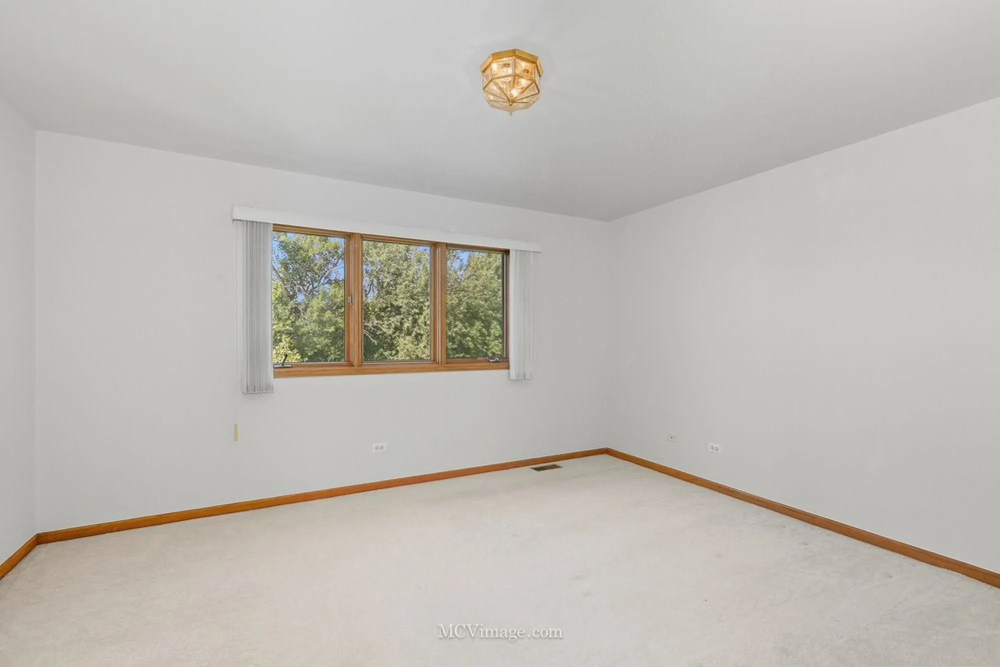 Property Slideshow image 15 of 25 | 18434 lakeview cir, Tinley Park, IL, 60477