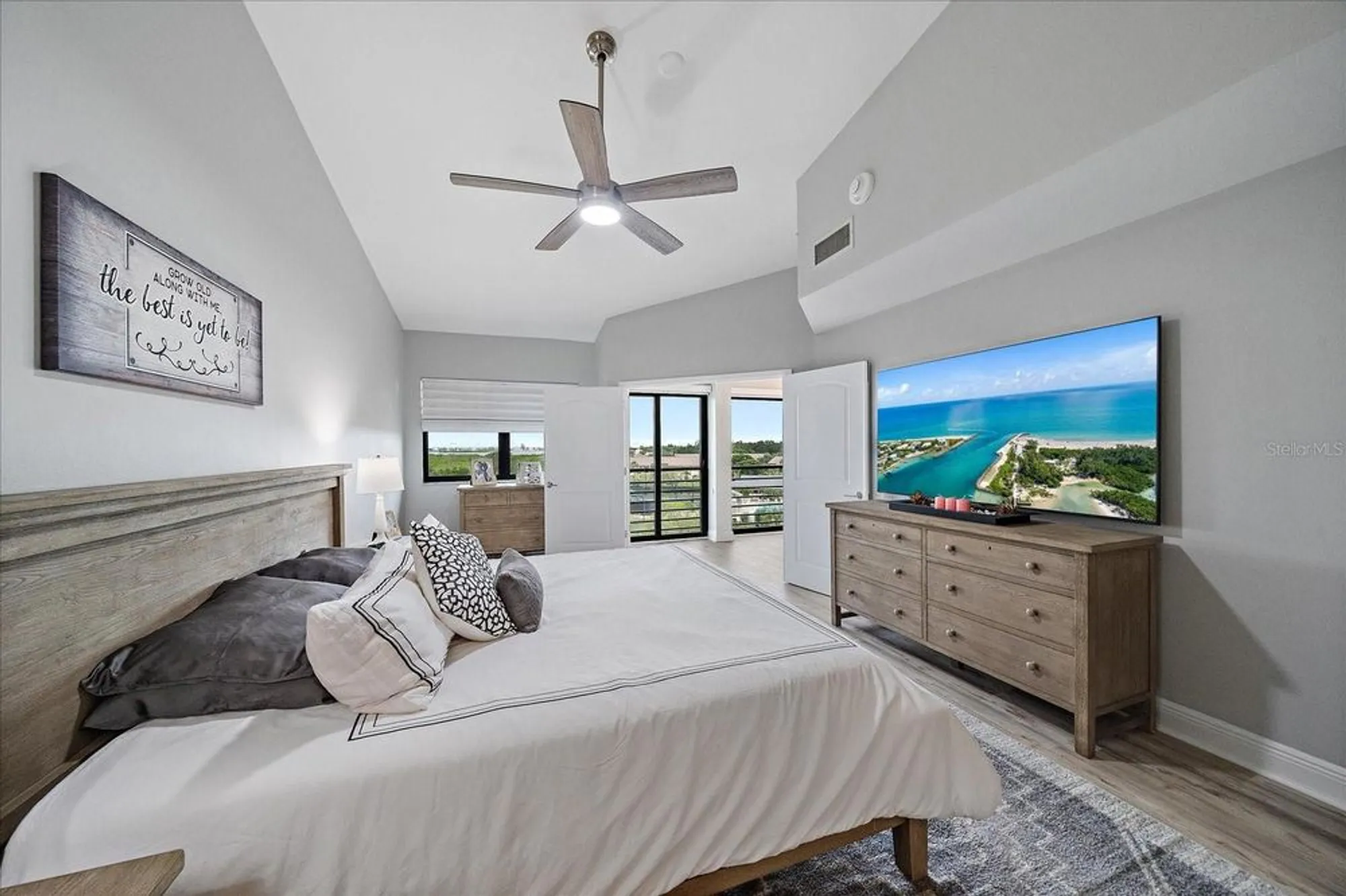 Property Slideshow image 23 of 52 | 5400 eagles point cir apt 405, Sarasota, FL, 34231