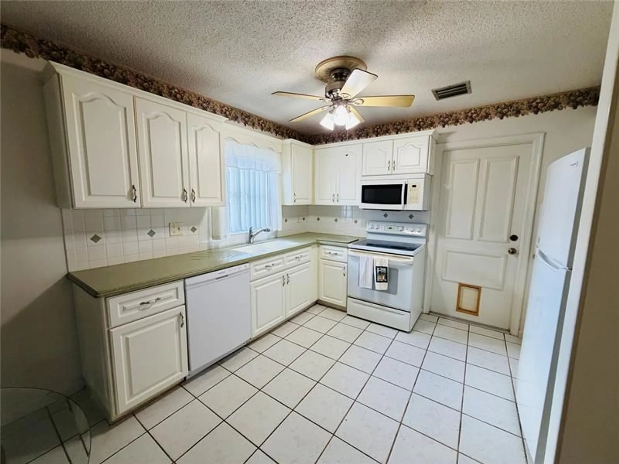 Property Slideshow image 9 of 29 | 7013 nw 107th ave, Tamarac, FL, 33321