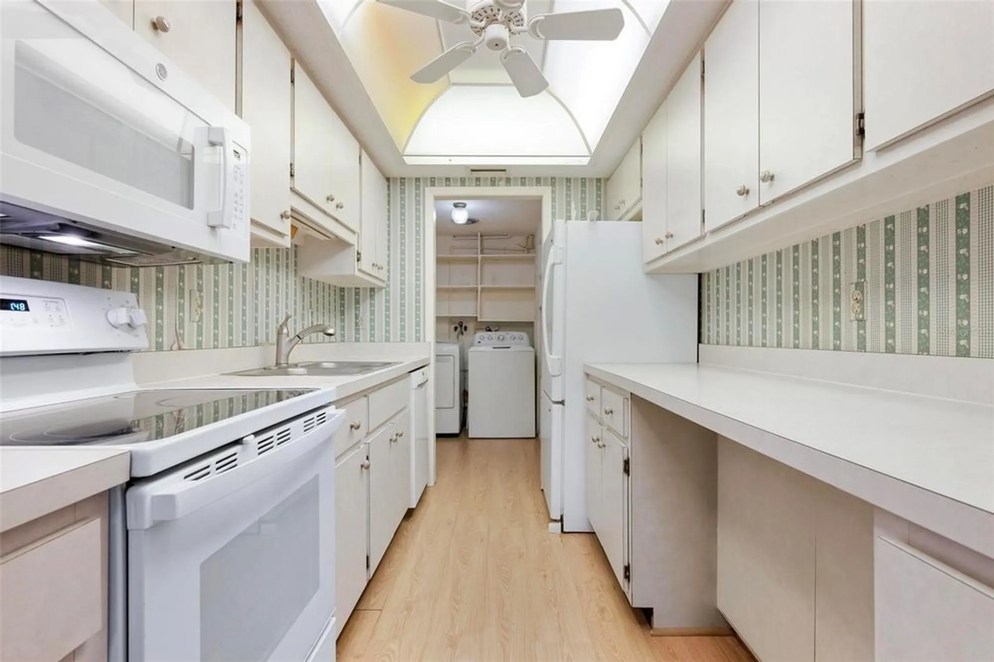 Property Slideshow image 12 of 25 | 2227 circlewood dr # 52, Sarasota, FL, 34231