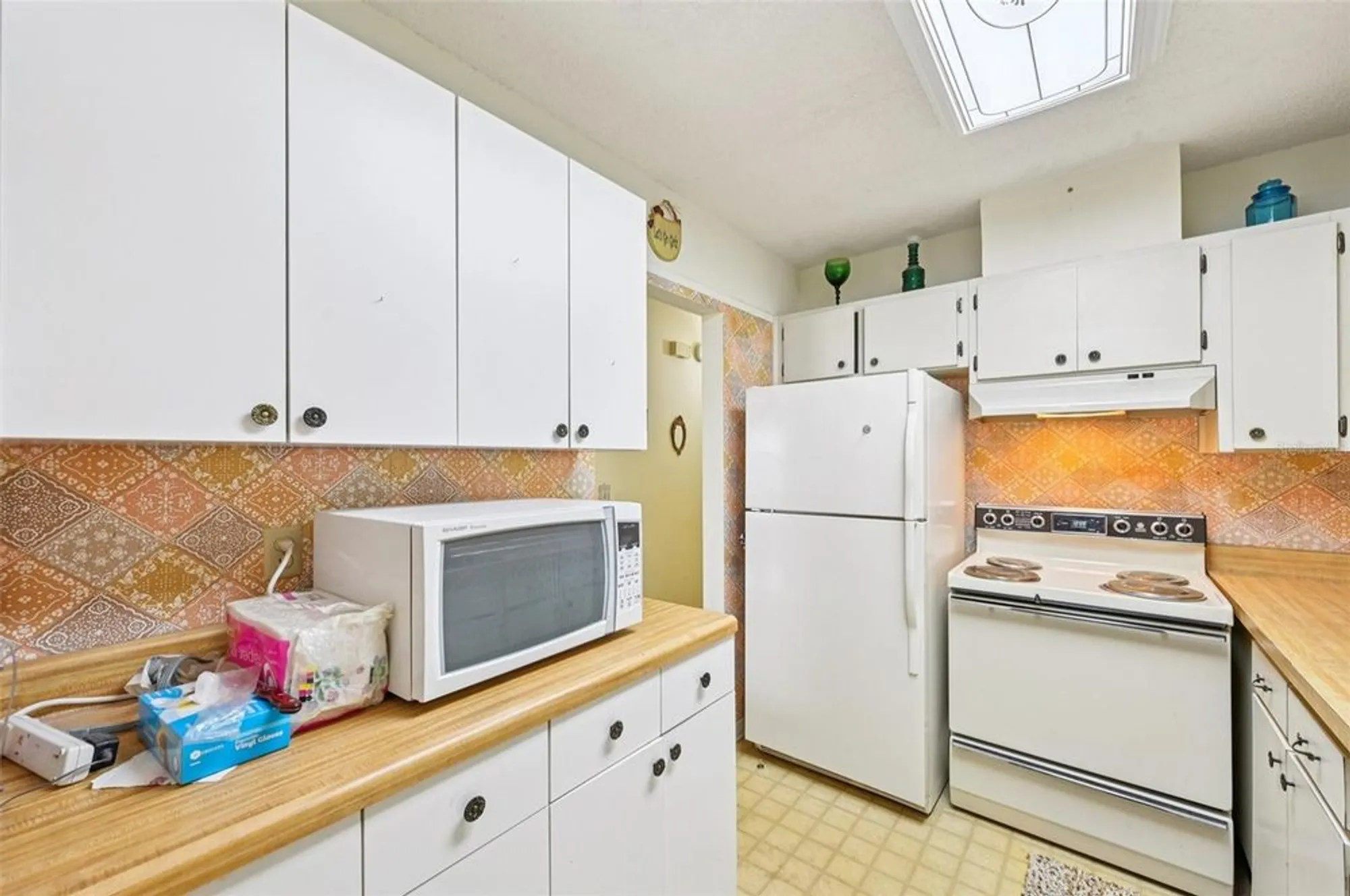 Property Slideshow image 8 of 51 | 2208 grenadier dr, Sun City Center, FL, 33573