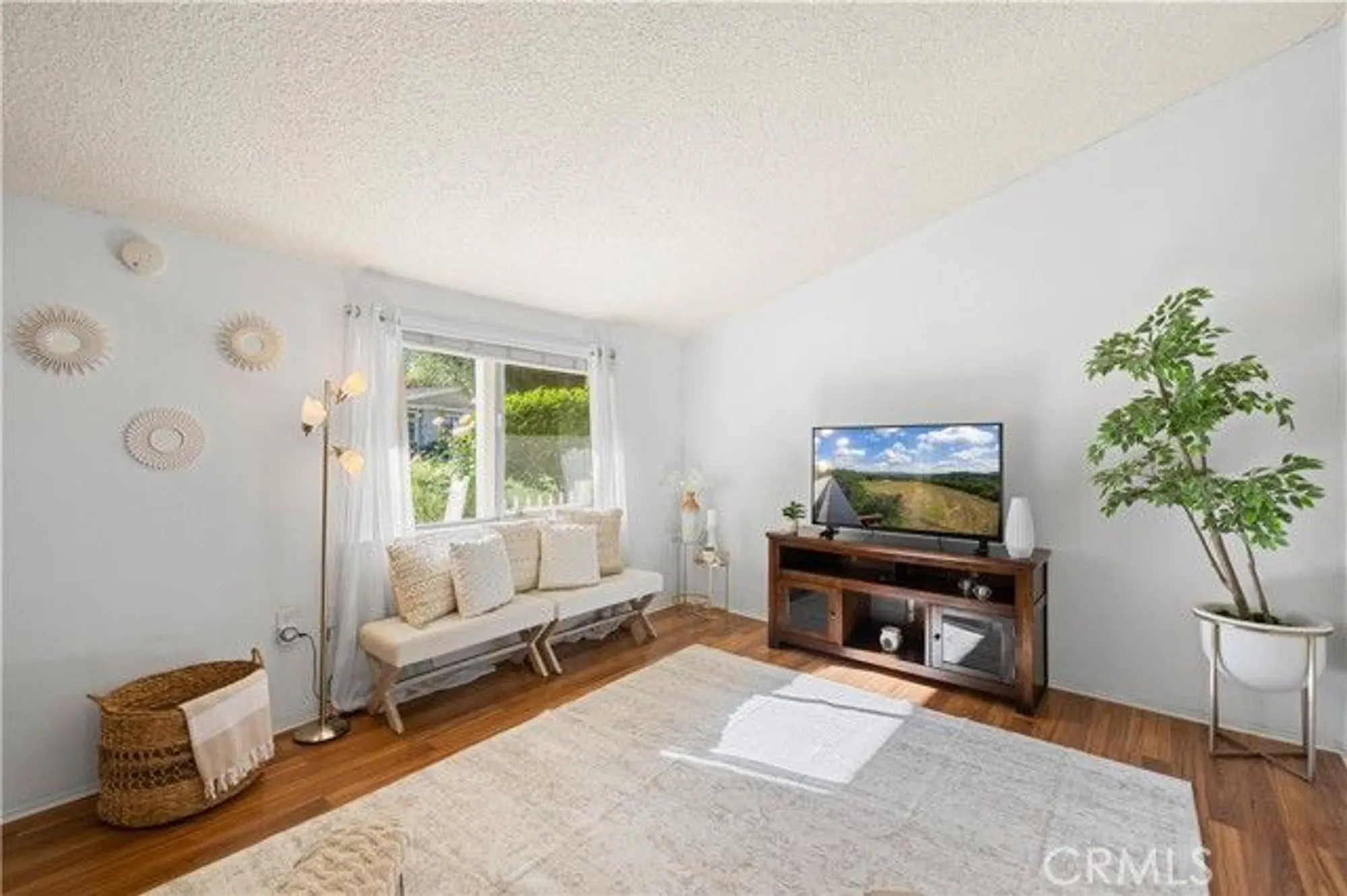 Property Slideshow image 4 of 30 | 19116 avenue of the oaks unit b, Newhall, CA, 91321