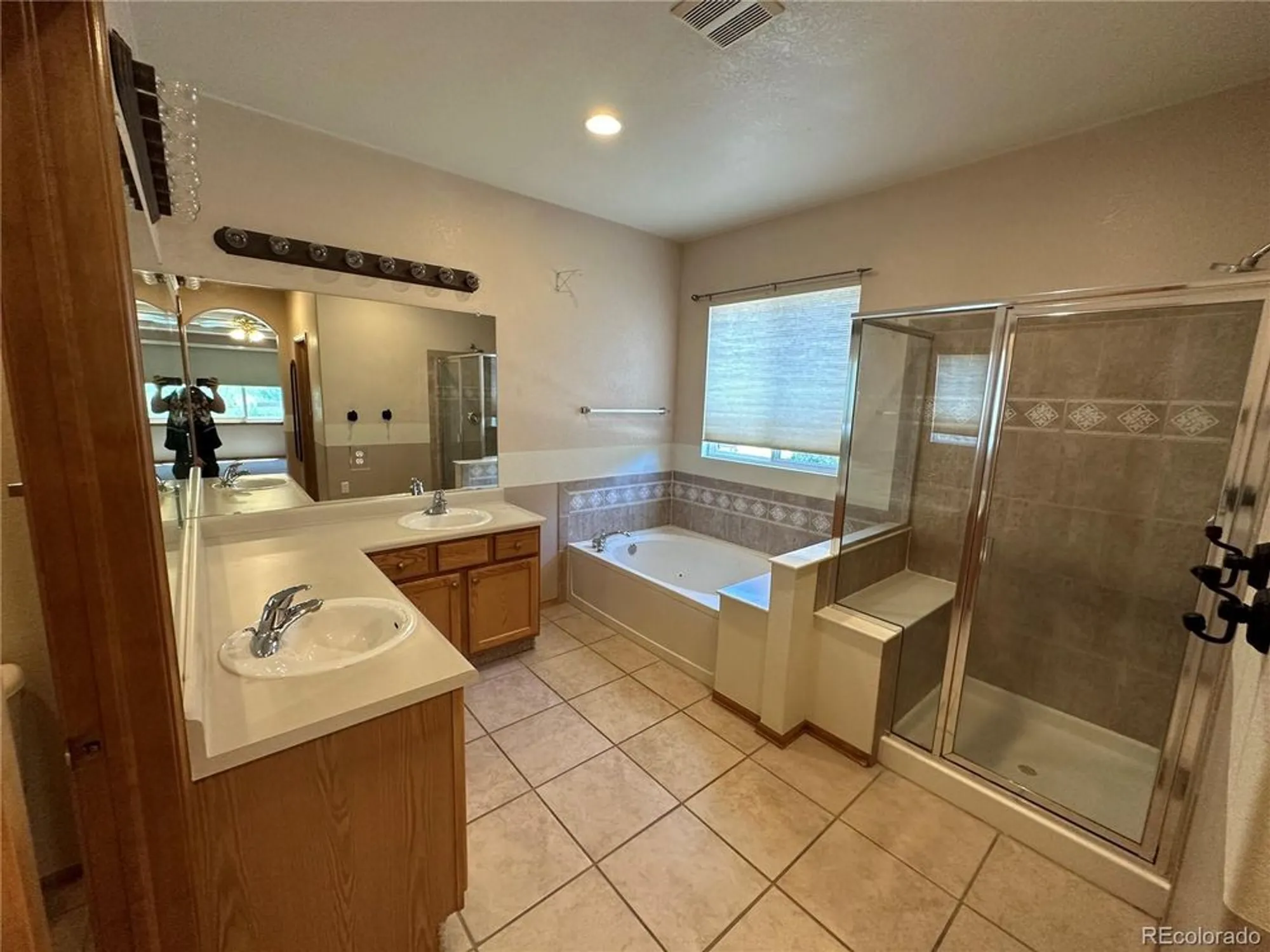 Property Slideshow image 10 of 28 | 22840 e heritage pkwy, Aurora, CO, 80016