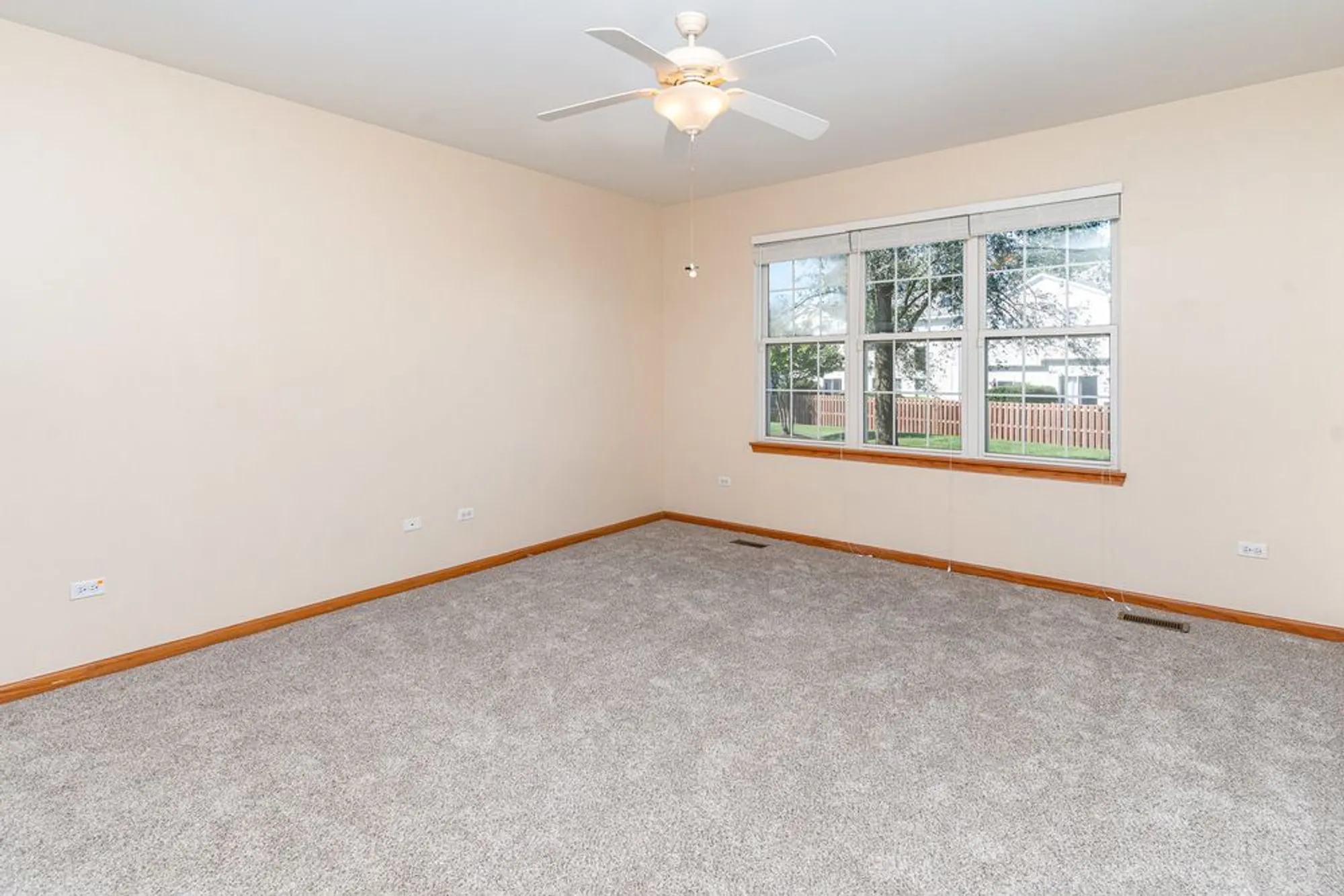 Property Slideshow image 9 of 25 | 16416 crescent lake ct, Crest Hill, IL, 60403