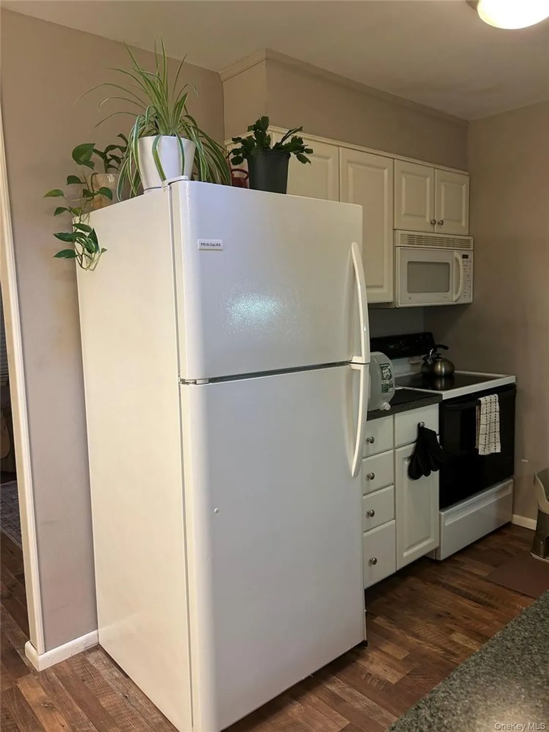 Property Slideshow image 7 of 22 | 166 ventry ct b, Ridge, NY, 11961