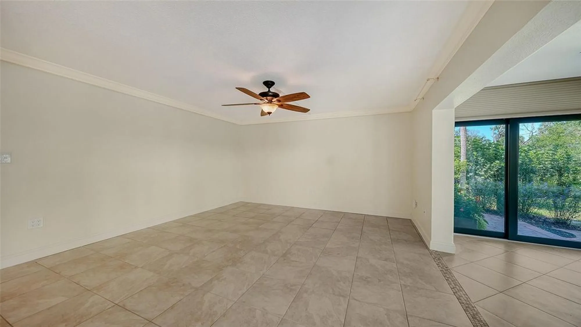 Property Slideshow image 10 of 91 | 225 hourglass way apt 103, Sarasota, FL, 34242