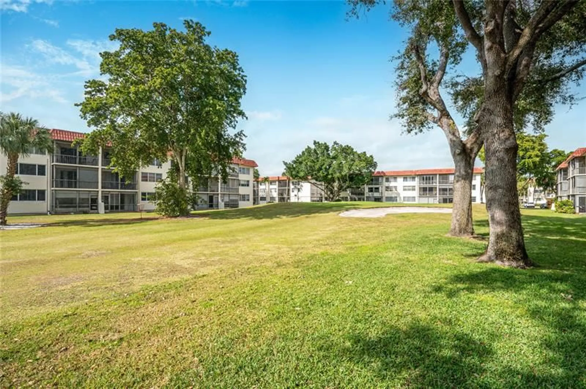 Property Slideshow image 6 of 76 | 811 s hollybrook dr 301, Pembroke Pines, FL, 33025