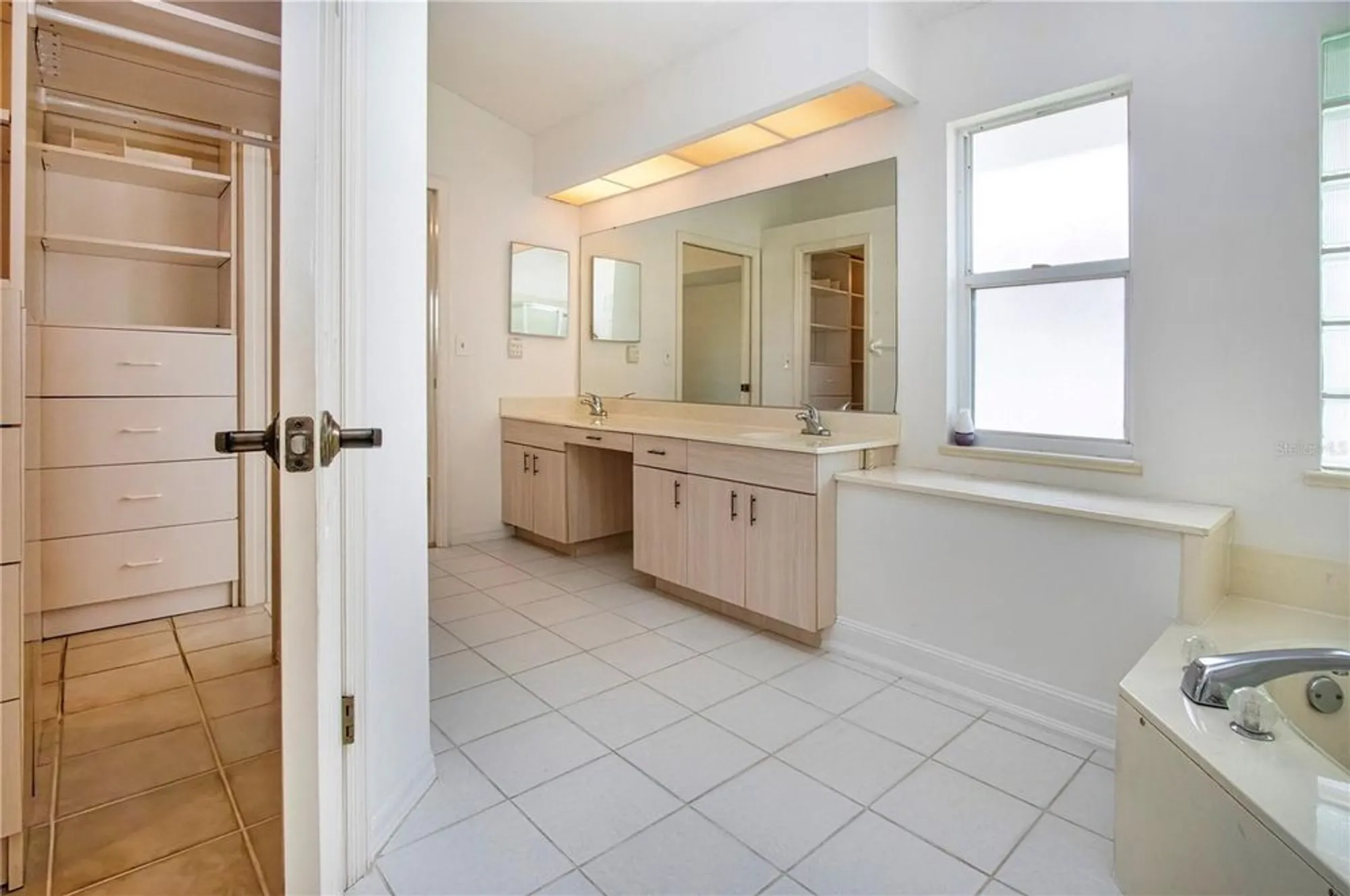 Property Slideshow image 33 of 60 | 2016 new bedford dr, Sun City Center, FL, 33573