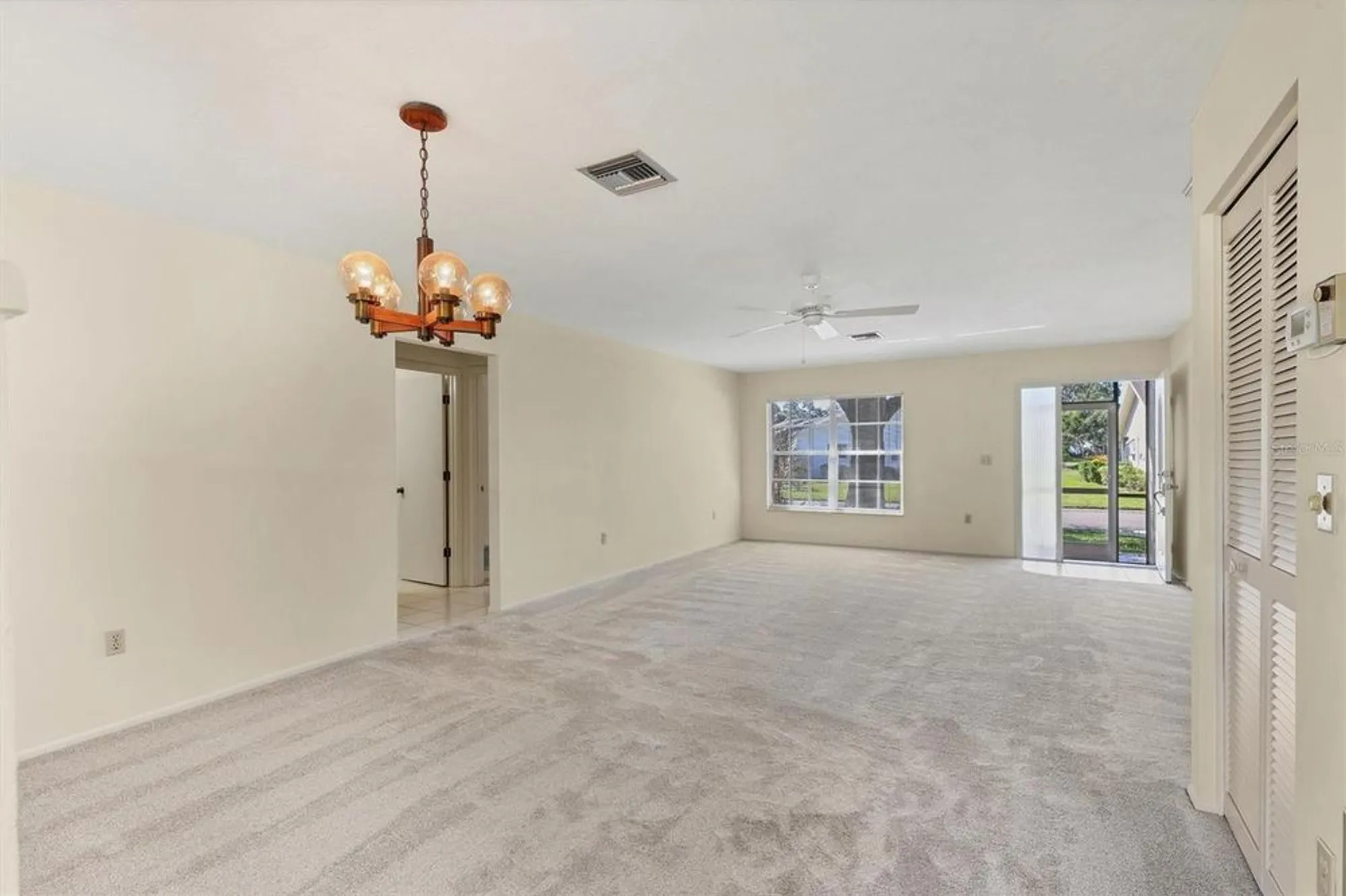 Property Slideshow image 4 of 27 | 4223 oakhurst cir 3025, Sarasota, FL, 34233