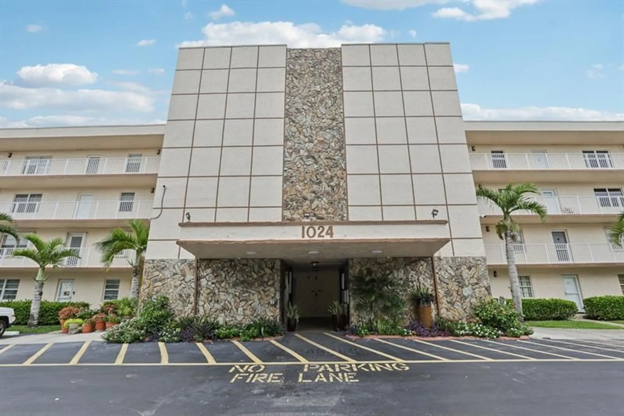 Property Slideshow image 37 of 39 | 1024 se 4th ave 204, Dania Beach, FL, 33004