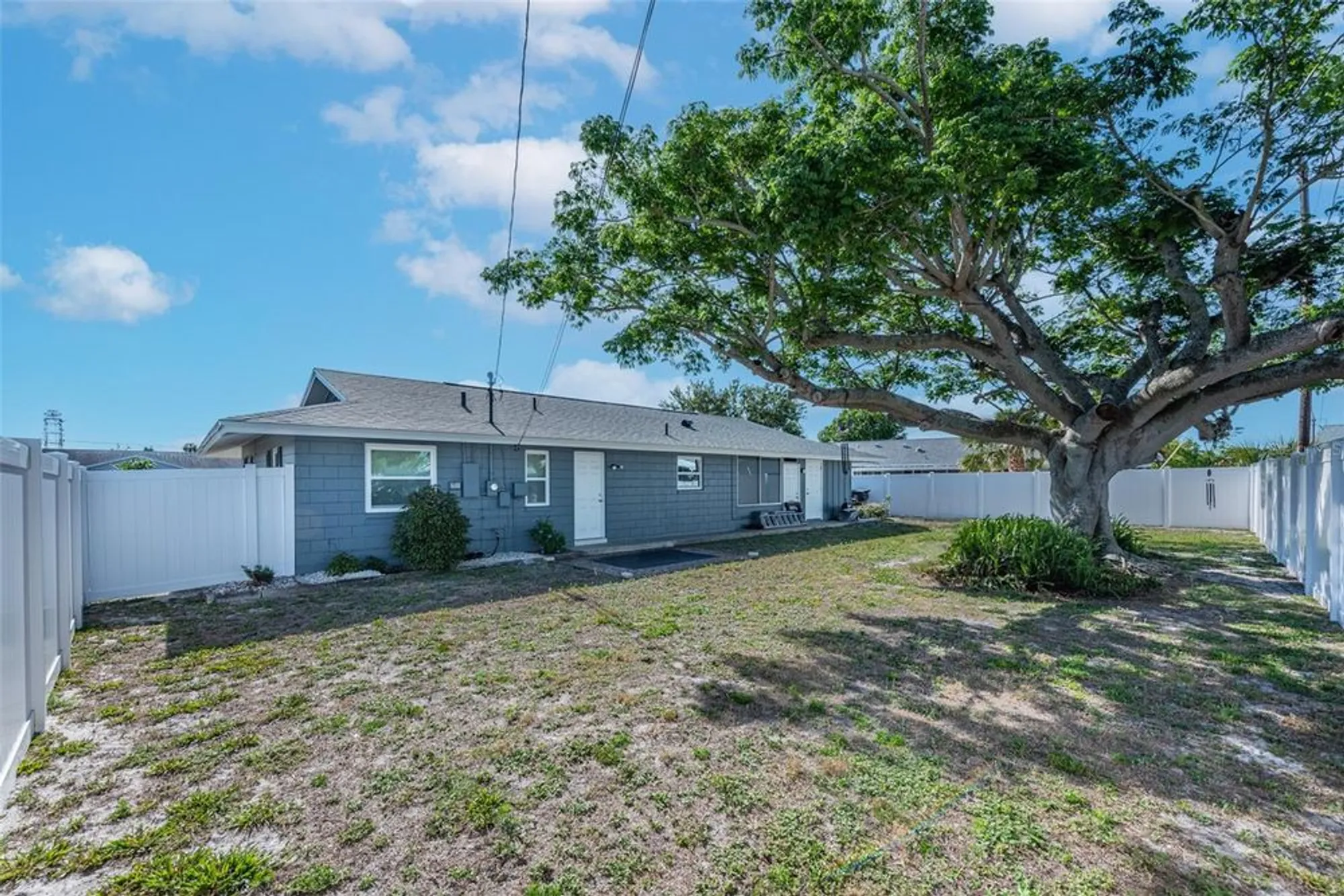 Property Slideshow image 18 of 24 | 906 hacienda dr, Sun City Center, FL, 33573