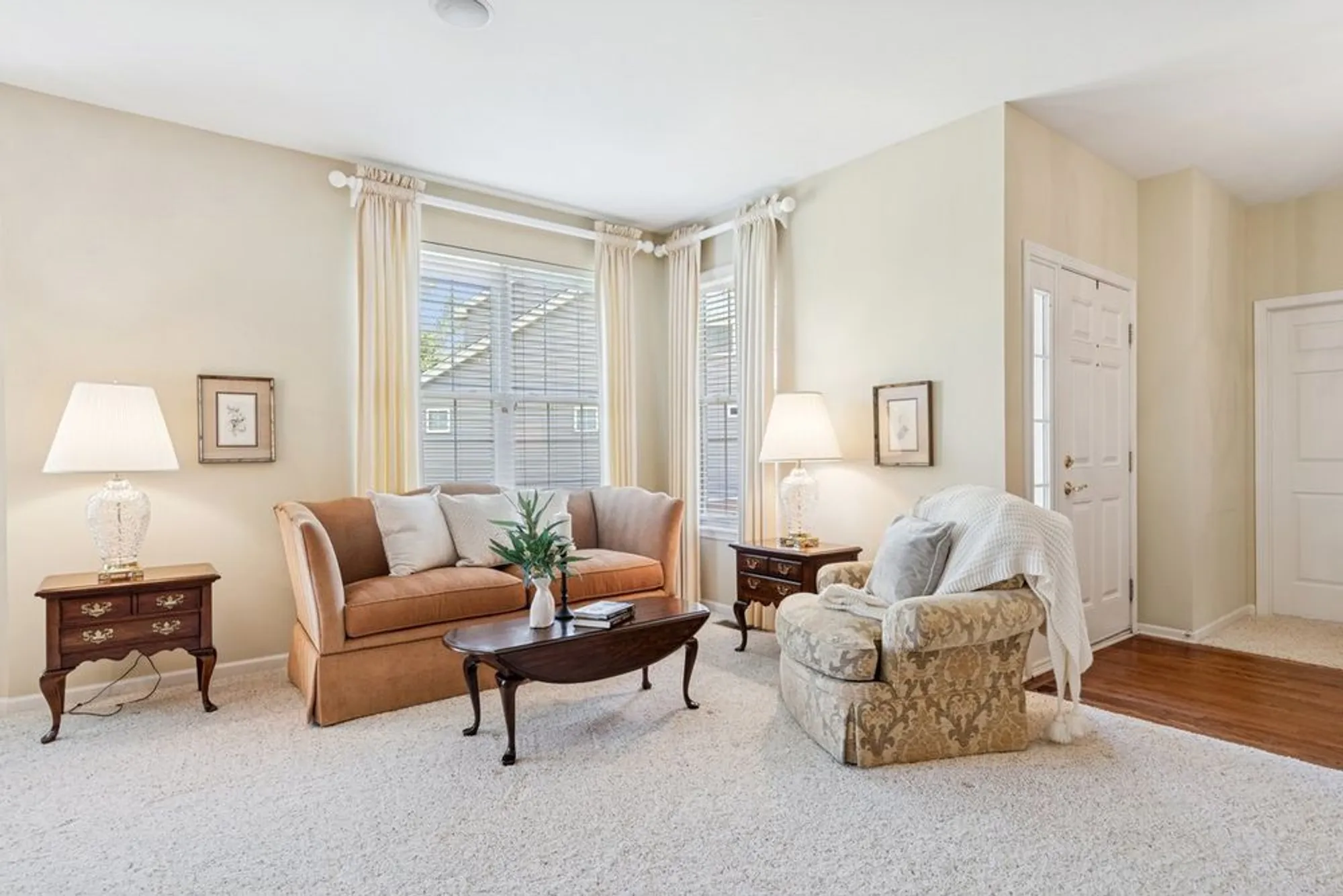 Property Slideshow image 7 of 40 | 1504 mansfield dr, Aurora, IL, 60502