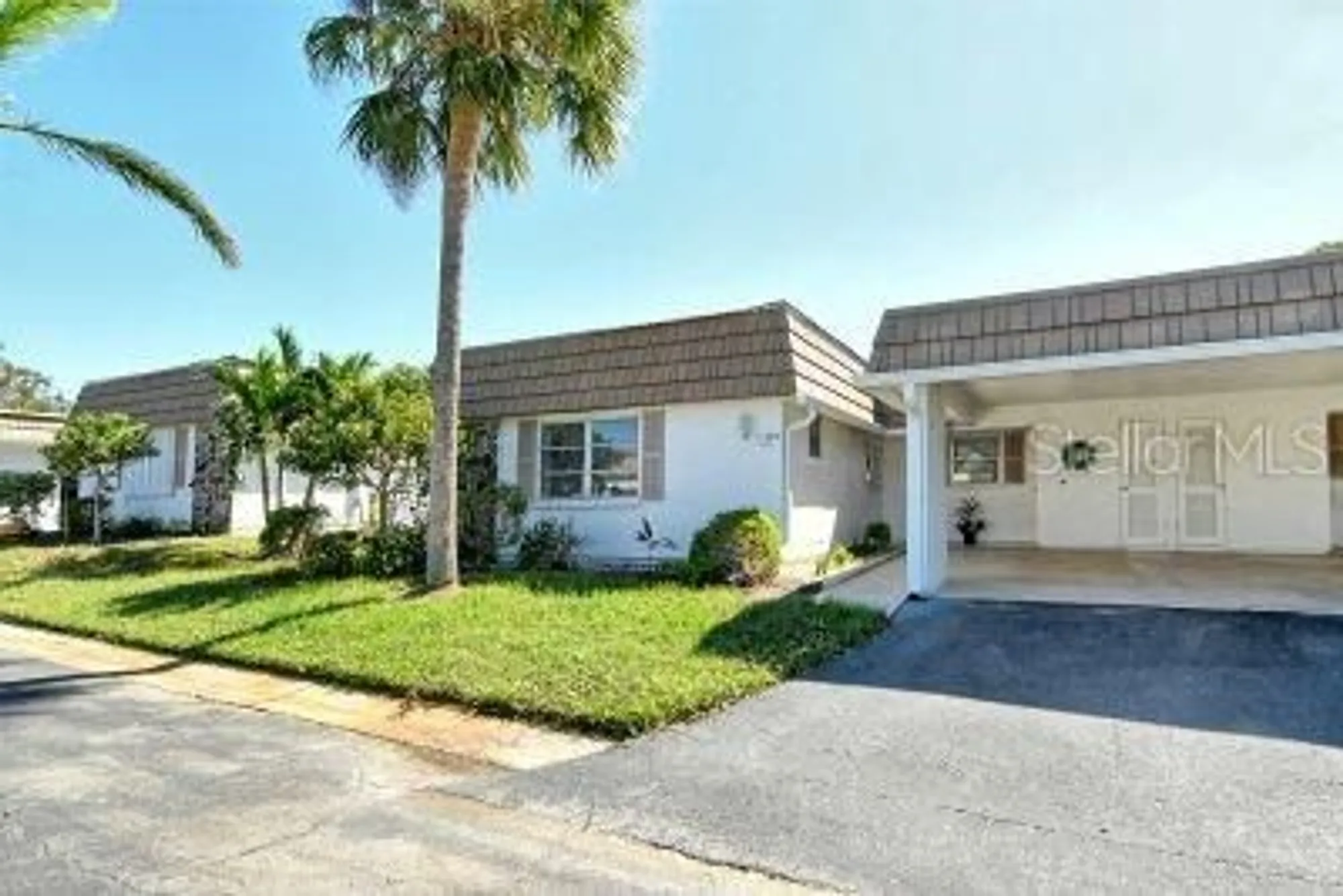 Property Slideshow image 3 of 35 | 2020 riverbluff pkwy # v329, Sarasota, FL, 34231