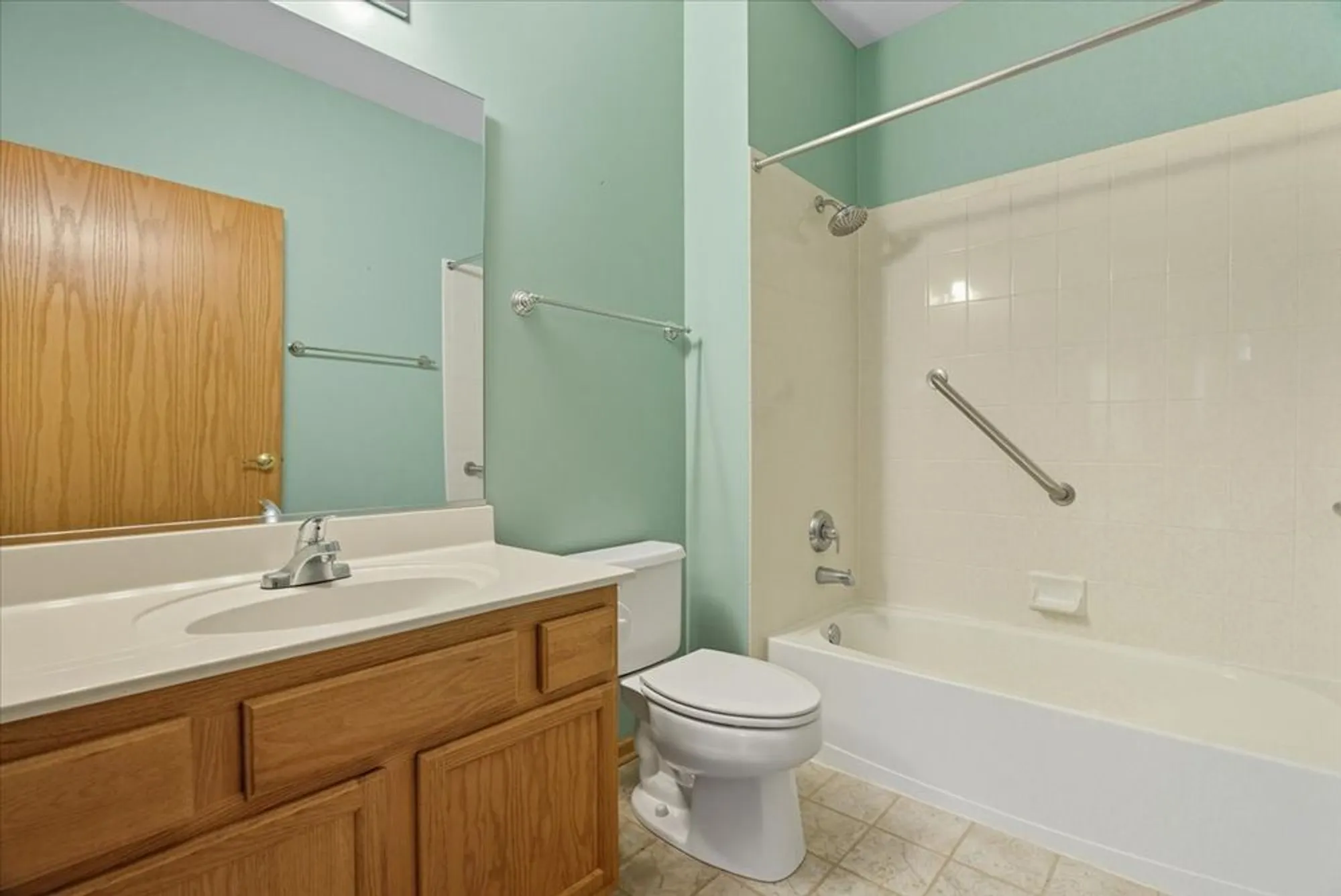 Property Slideshow image 18 of 25 | 2346 ashbrook ln, Grayslake, IL, 60030