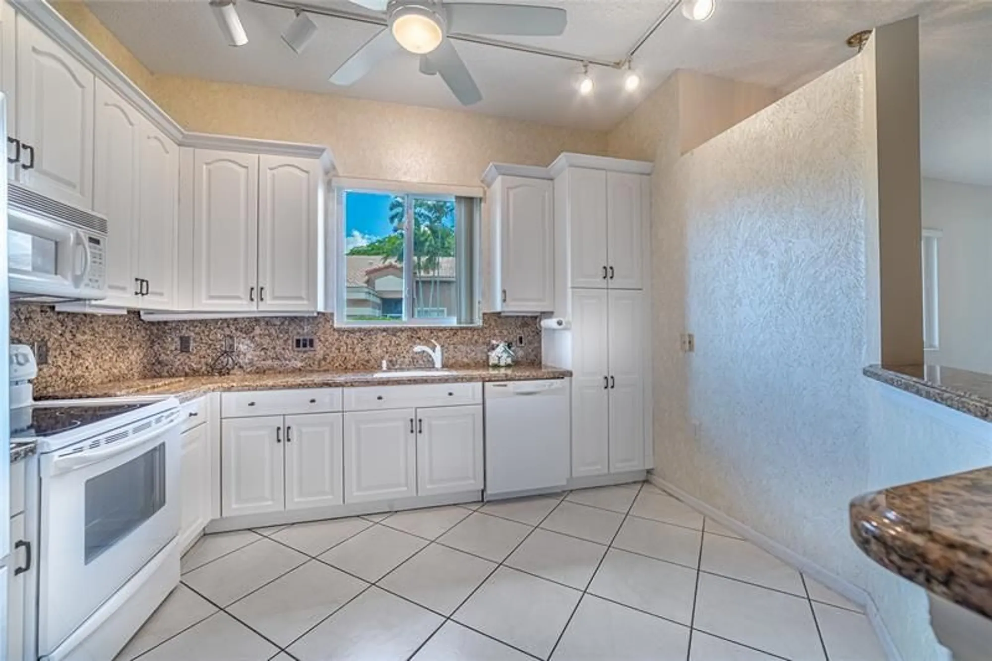Property Slideshow image 9 of 39 | 10152 lombardy dr # 10152, Tamarac, FL, 33321