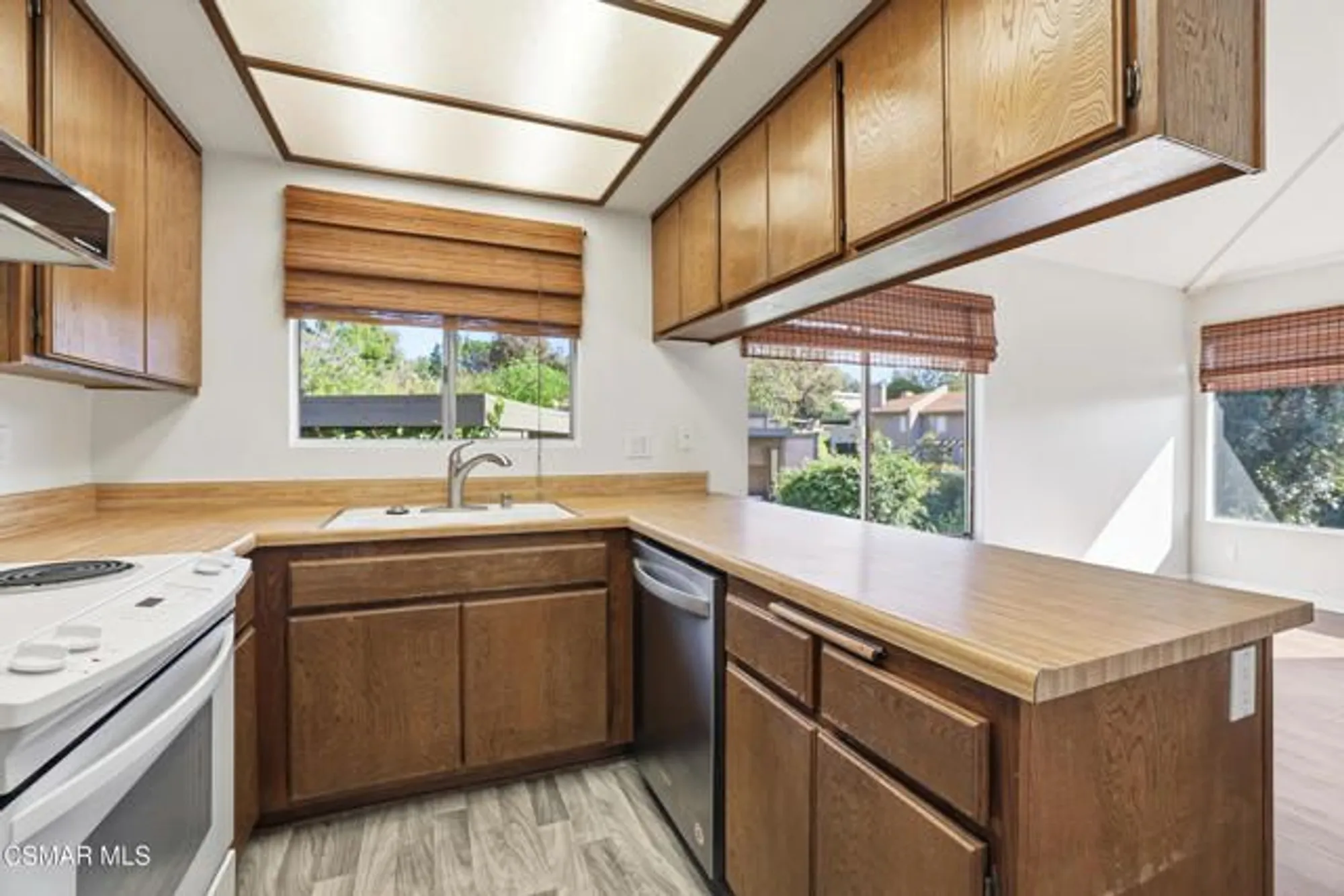 Property Slideshow image 10 of 30 | 245 oakleaf dr apt 205, Thousand Oaks, CA, 91360