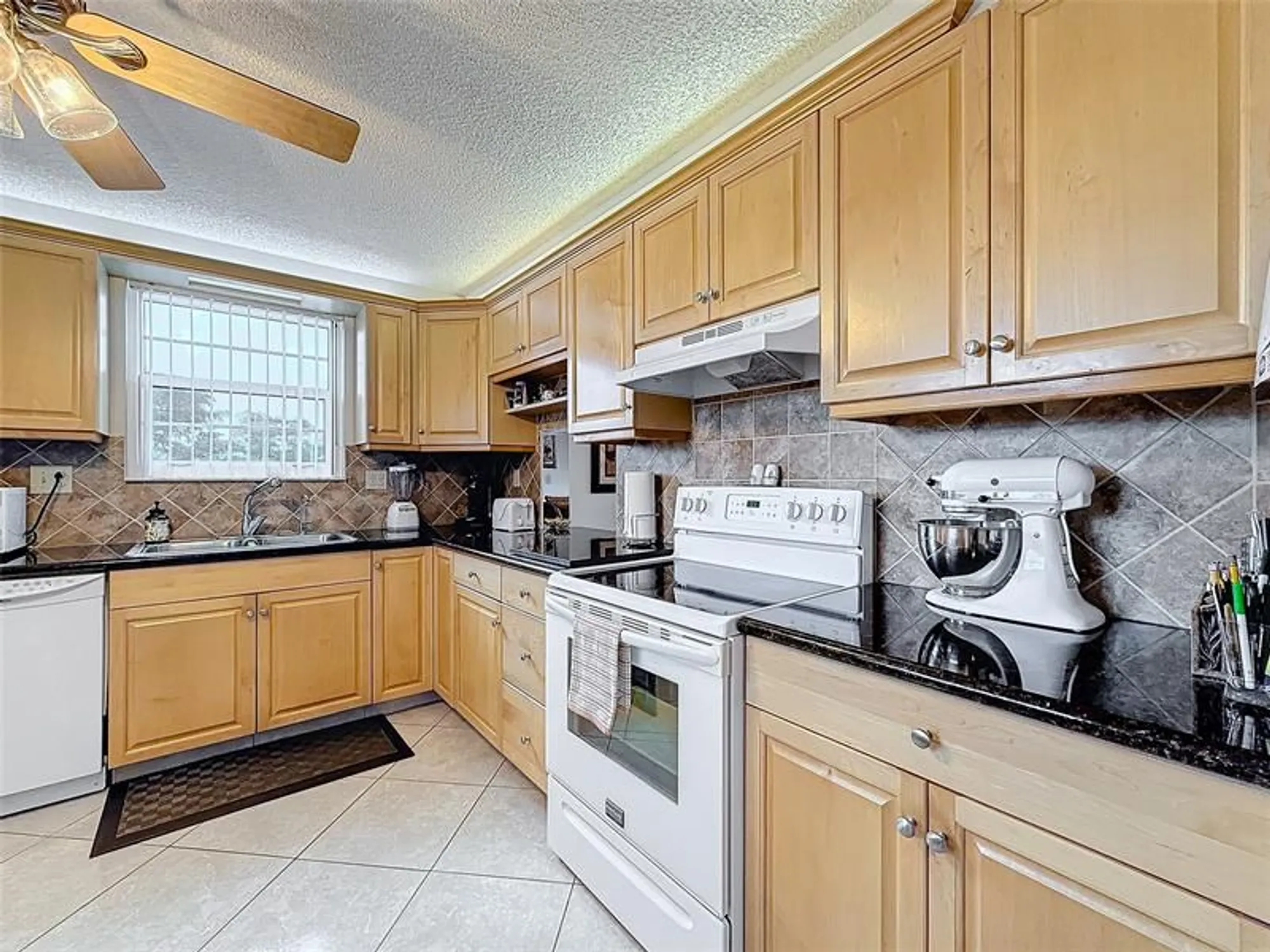 Property Slideshow image 13 of 62 | 4930 e sabal palm blvd 301, Tamarac, FL, 33319