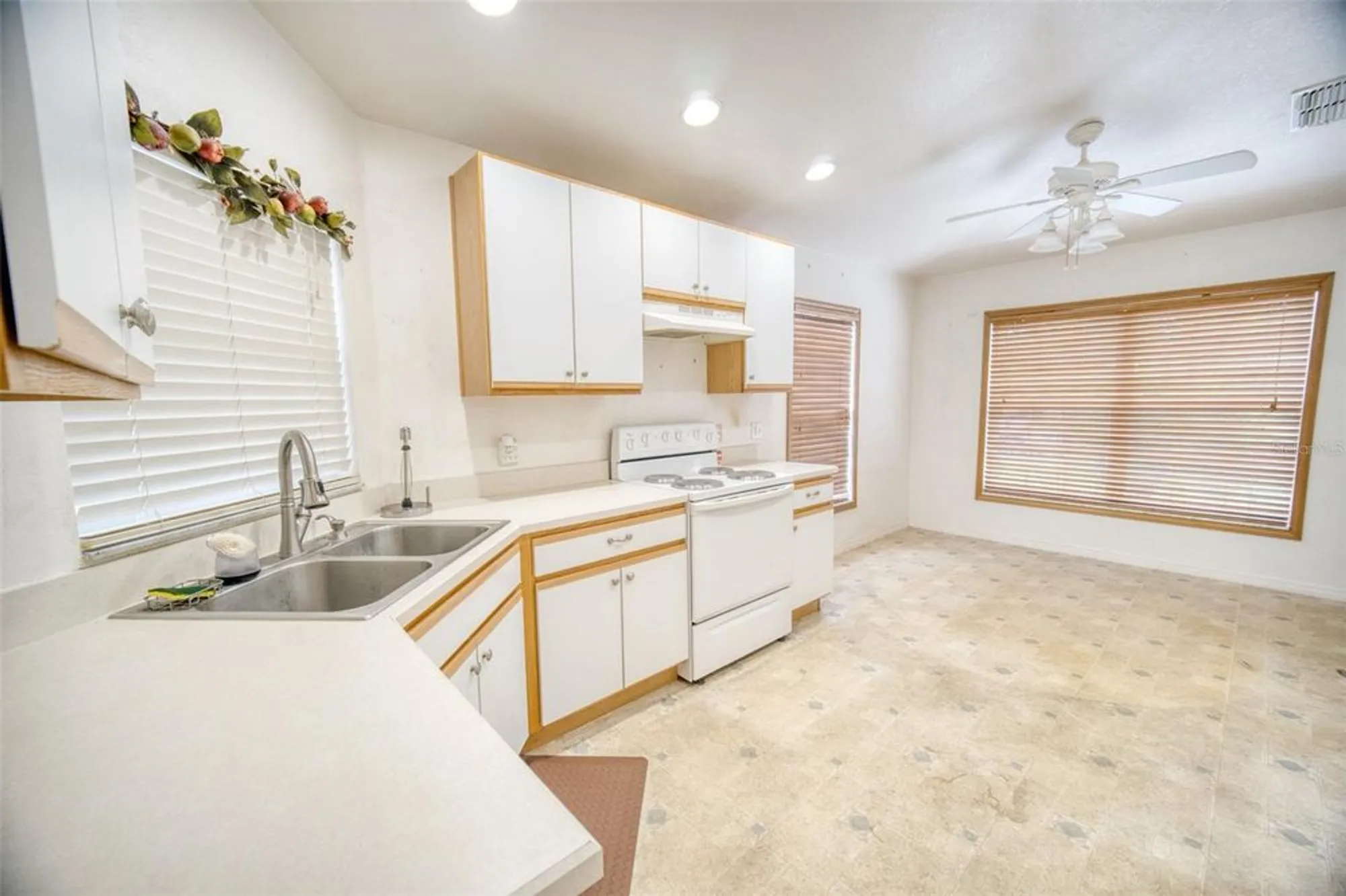 Property Slideshow image 14 of 30 | 777 vineyard way, Poinciana, FL, 34759