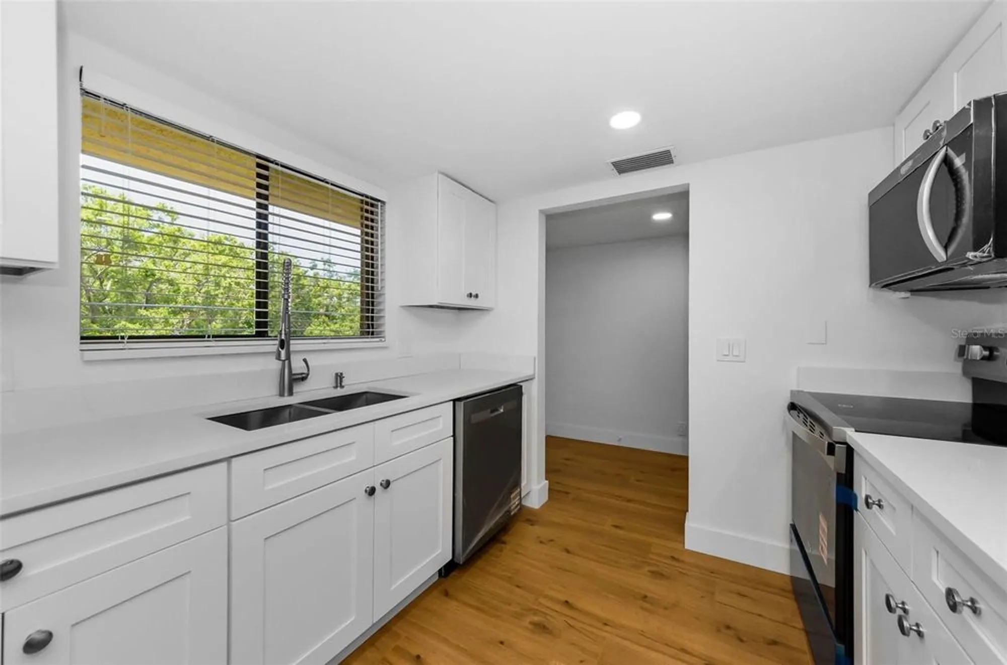 Property Slideshow image 8 of 47 | 3062 eastland blvd unit 308, Clearwater, FL, 33761