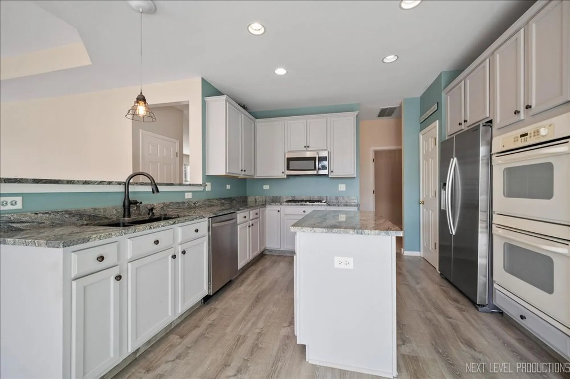 Property Slideshow image 11 of 29 | 712 bohannon cir, Oswego, IL, 60543