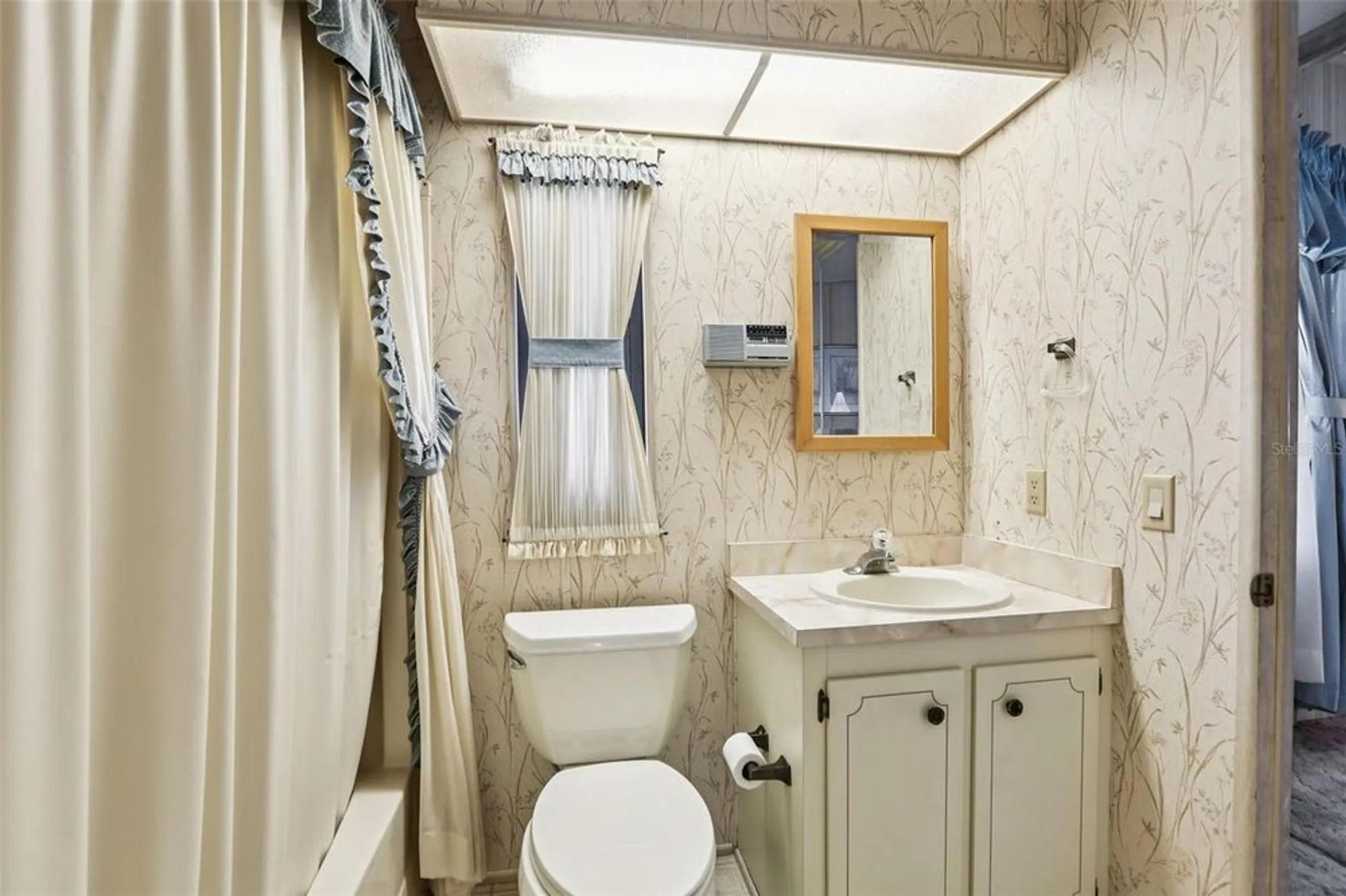 Property Slideshow image 29 of 42 | 4933 colonnades cir, Lakeland, FL, 33811