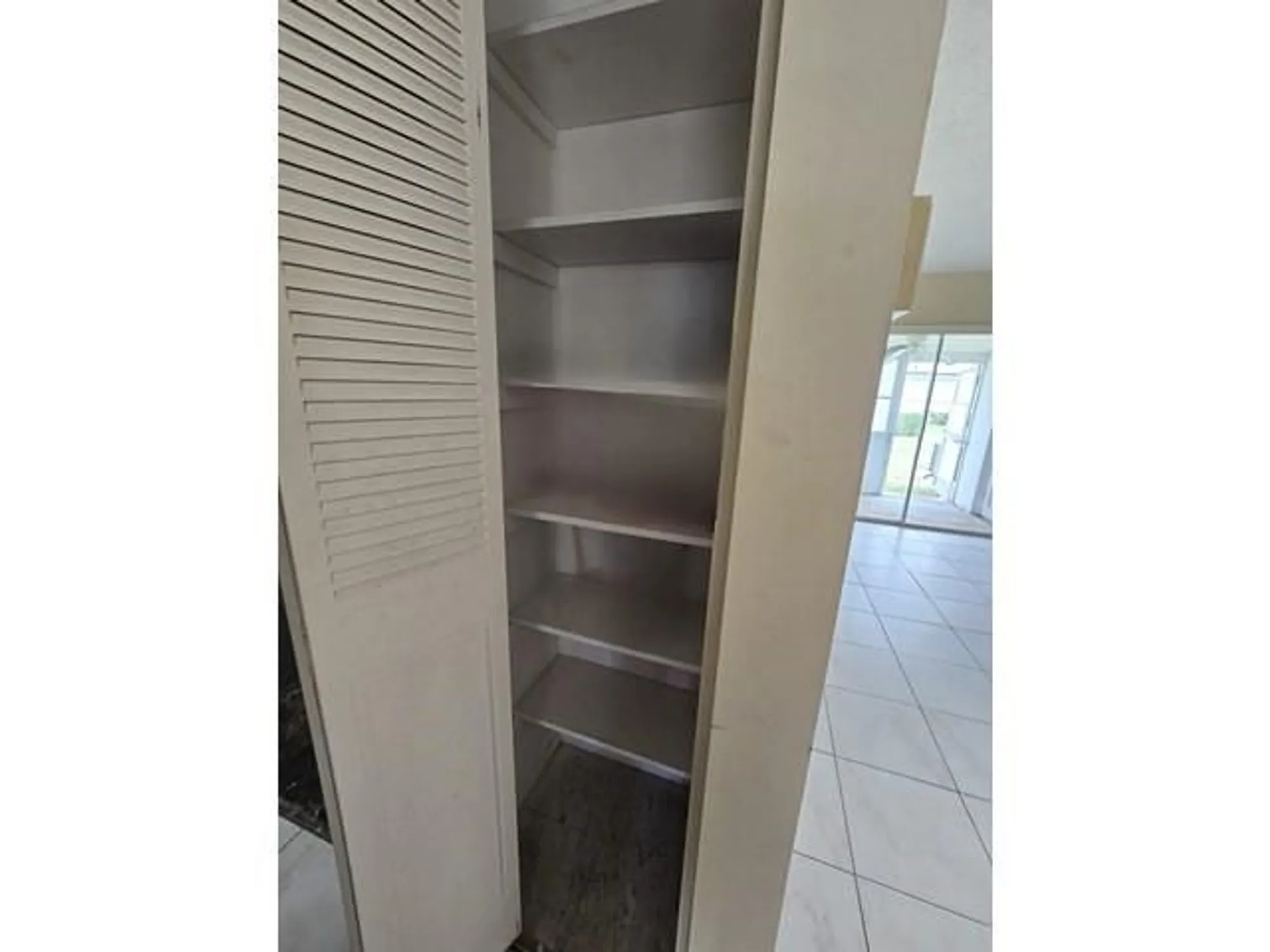 Property Slideshow image 10 of 30 | 2950 crosley dr i, West Palm Beach, FL, 33415