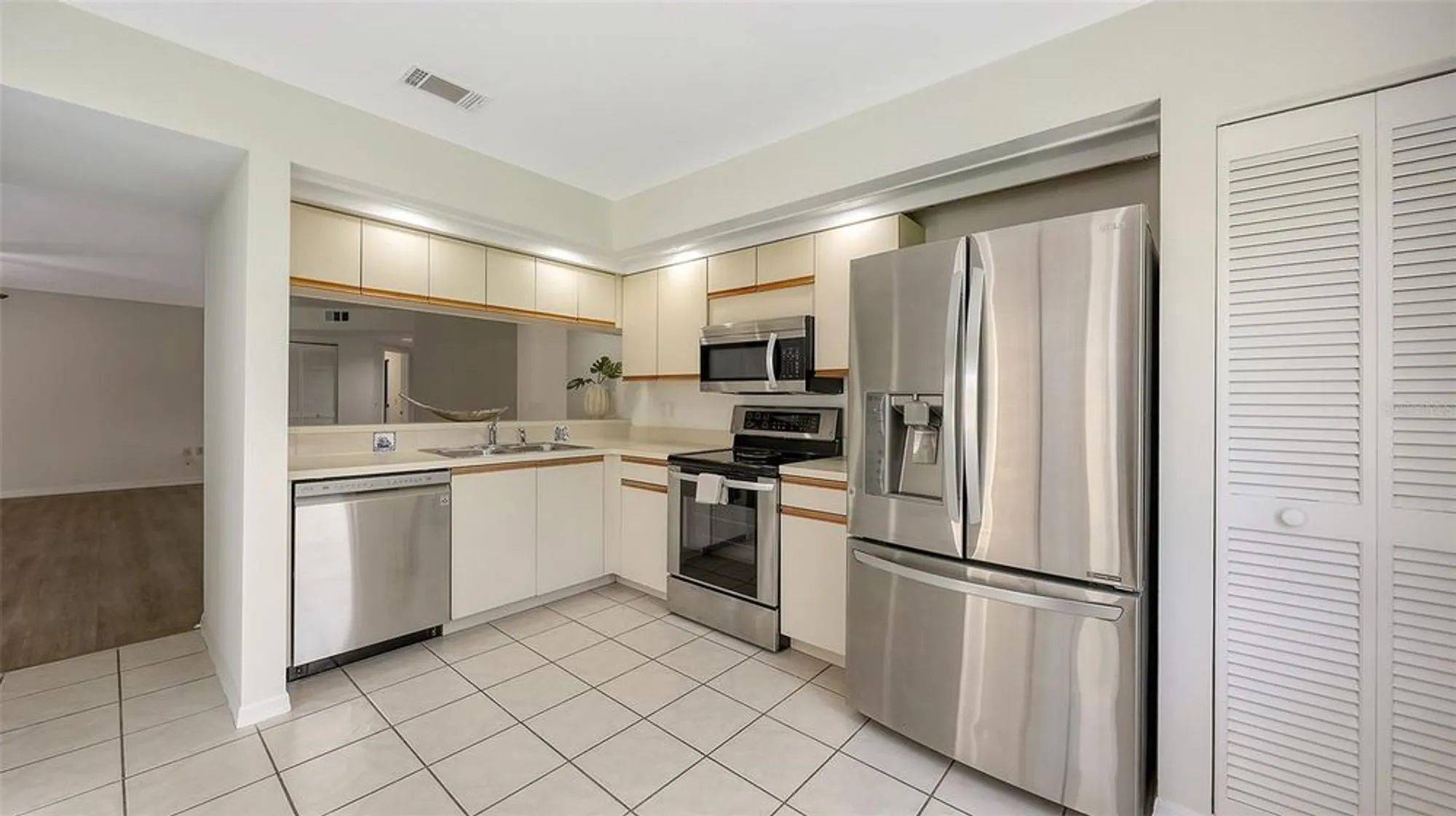Property Slideshow image 14 of 39 | 5223 heron way # 104, Sarasota, FL, 34231